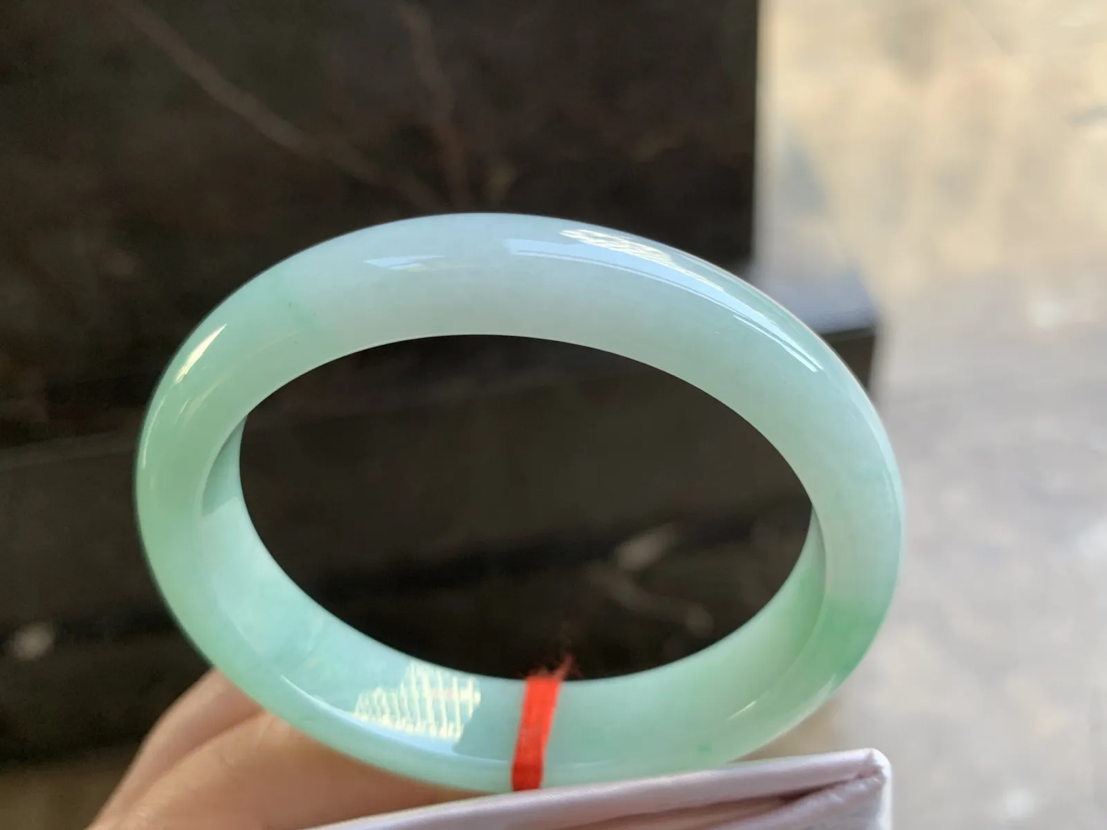 56-12.7-7.5mm
带底色贵妃手镯 底子细腻 颜色清新 正圈54可带