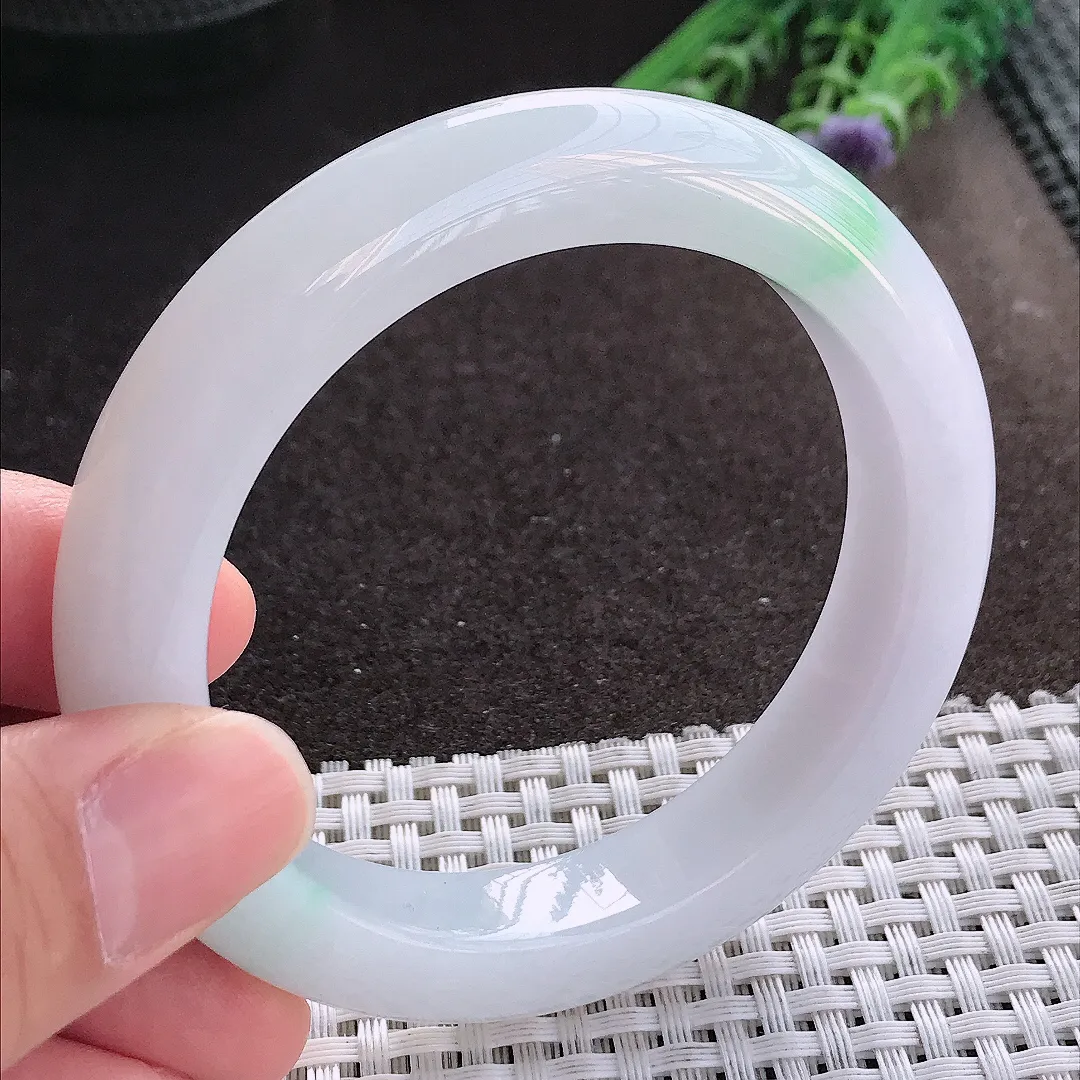 实拍A货翡翠56/12/9.8老坑秀气冰润飘绿手镯宽边玉镯手环