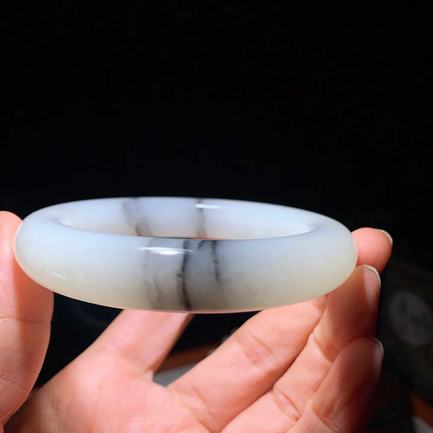 59圈口新疆和田玉羊脂白籽料青花手镯 59圈口条宽13厚12重82.8克。白度一级。玉质细腻油润。手推出油。佩戴高端典雅。lt250105