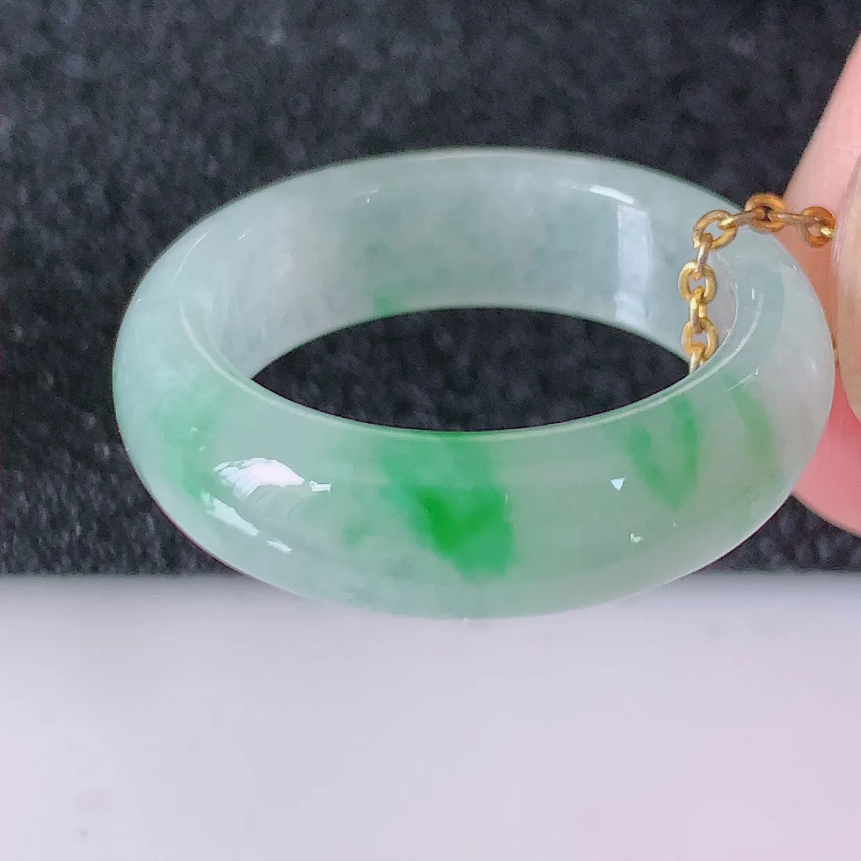自然光实拍，冰飘阳绿翡翠指环，16.6mm内径翡翠指环，玉戒指，玉质莹润，好精美好冰润的指环，13圈