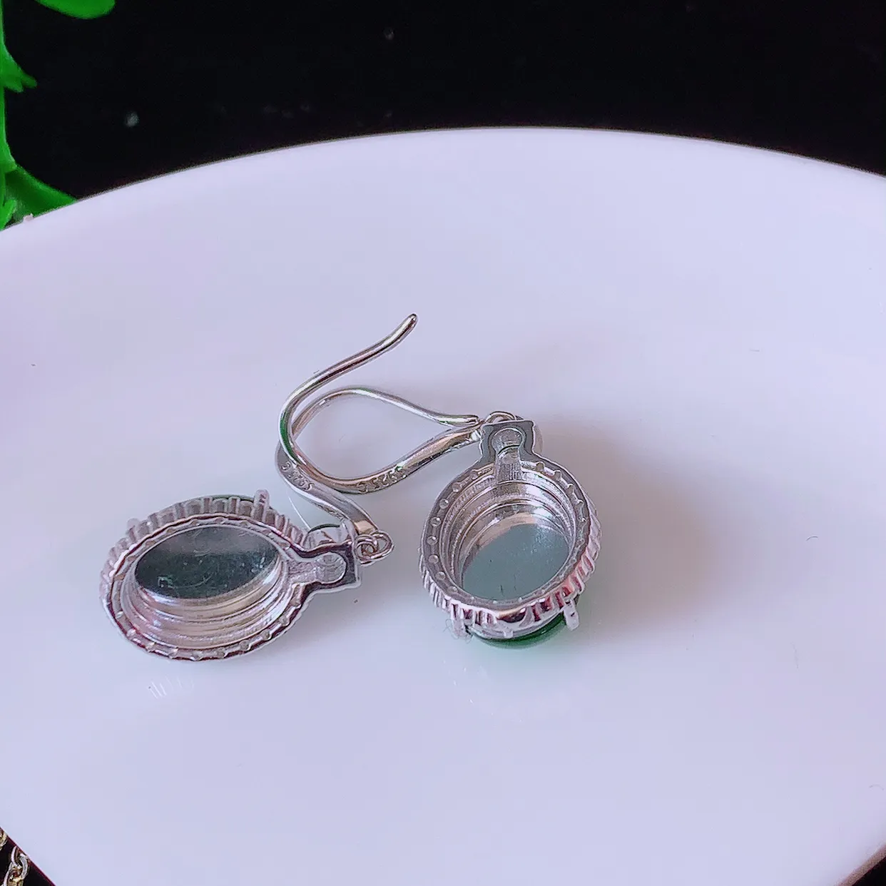 冰透满绿翡翠925银镶嵌耳坠，自然光实拍，翠色灵动，颜色漂亮，种老水足，品相佳，佩戴佳品！#97.2整体27*10.5*5.8裸石10*7.8