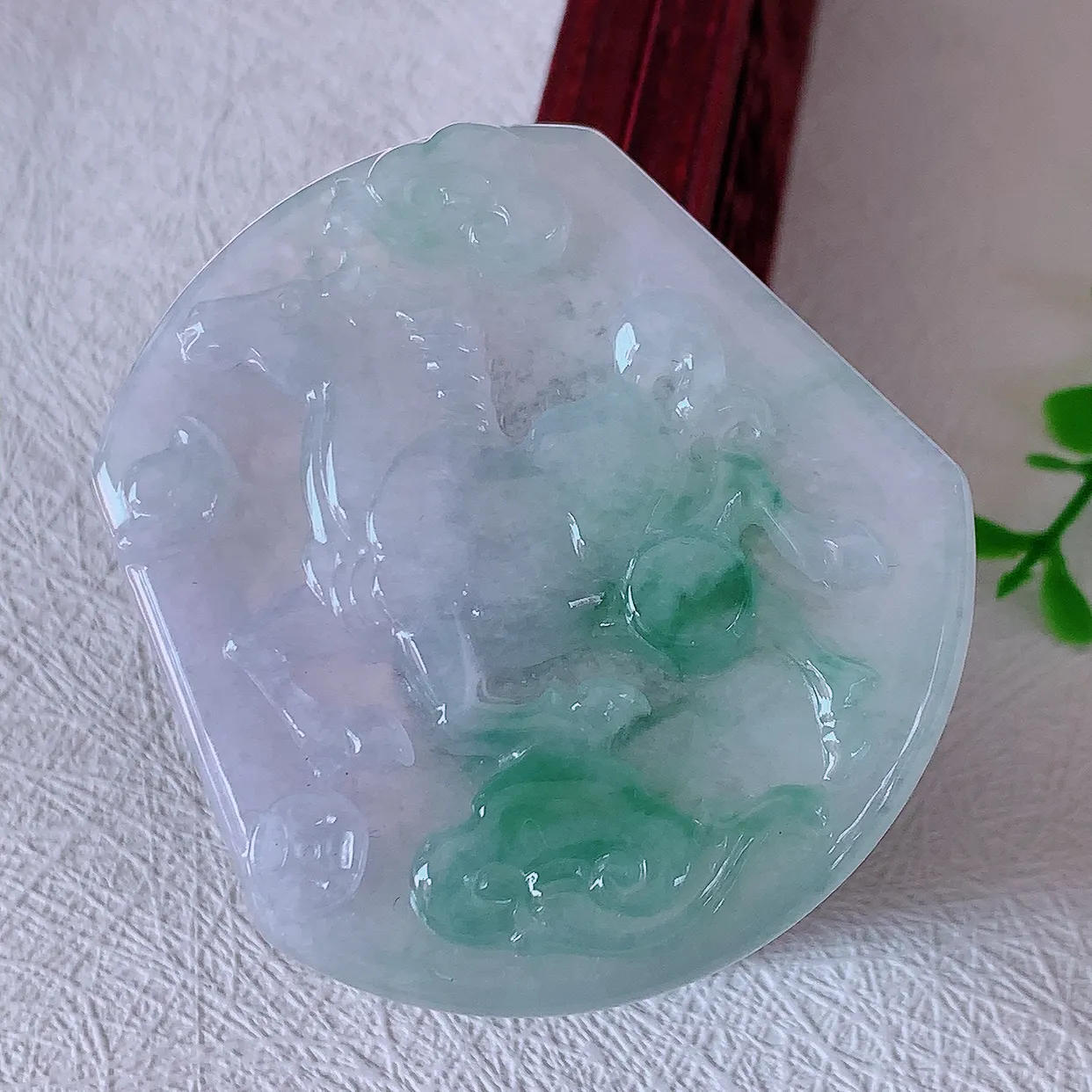 自然光实拍，冰润飘花生肖马上有钱翡翠吊坠，种老水足，雕工精湛 ，寓意美好，佩戴时尚出众！#46.2