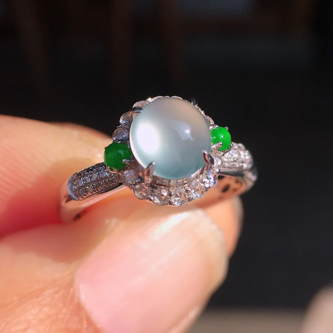 冰种蛋面戒指，玉质细腻，荧光感超
强，饱满圆润，尽显优雅气质，18k
金豪华镶嵌