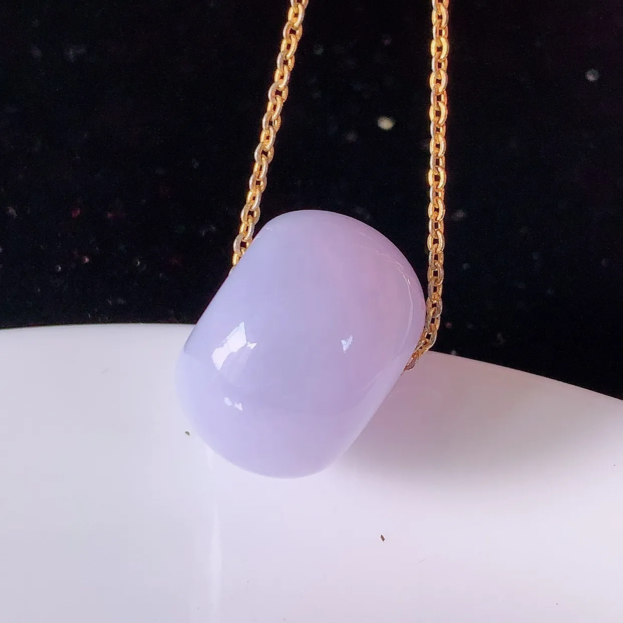 自然光实拍，冰润紫罗兰翡翠路路通吊坠，寓意时来运转、财源滚滚，款式新颖时尚，日常百搭的款！配图银链#05.4