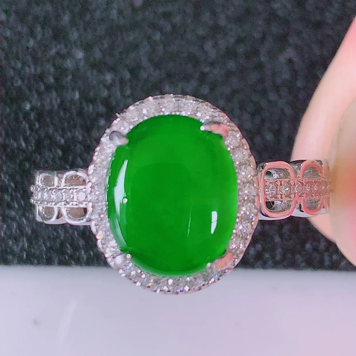 冰透满绿翡翠925银镶嵌戒指，自然光实拍，翠色灵动，颜色漂亮，种老水足，品相佳，佩戴佳品！#97.4（圈口可调大小）整体24.5*18.2*5.5裸石9.6*7.6