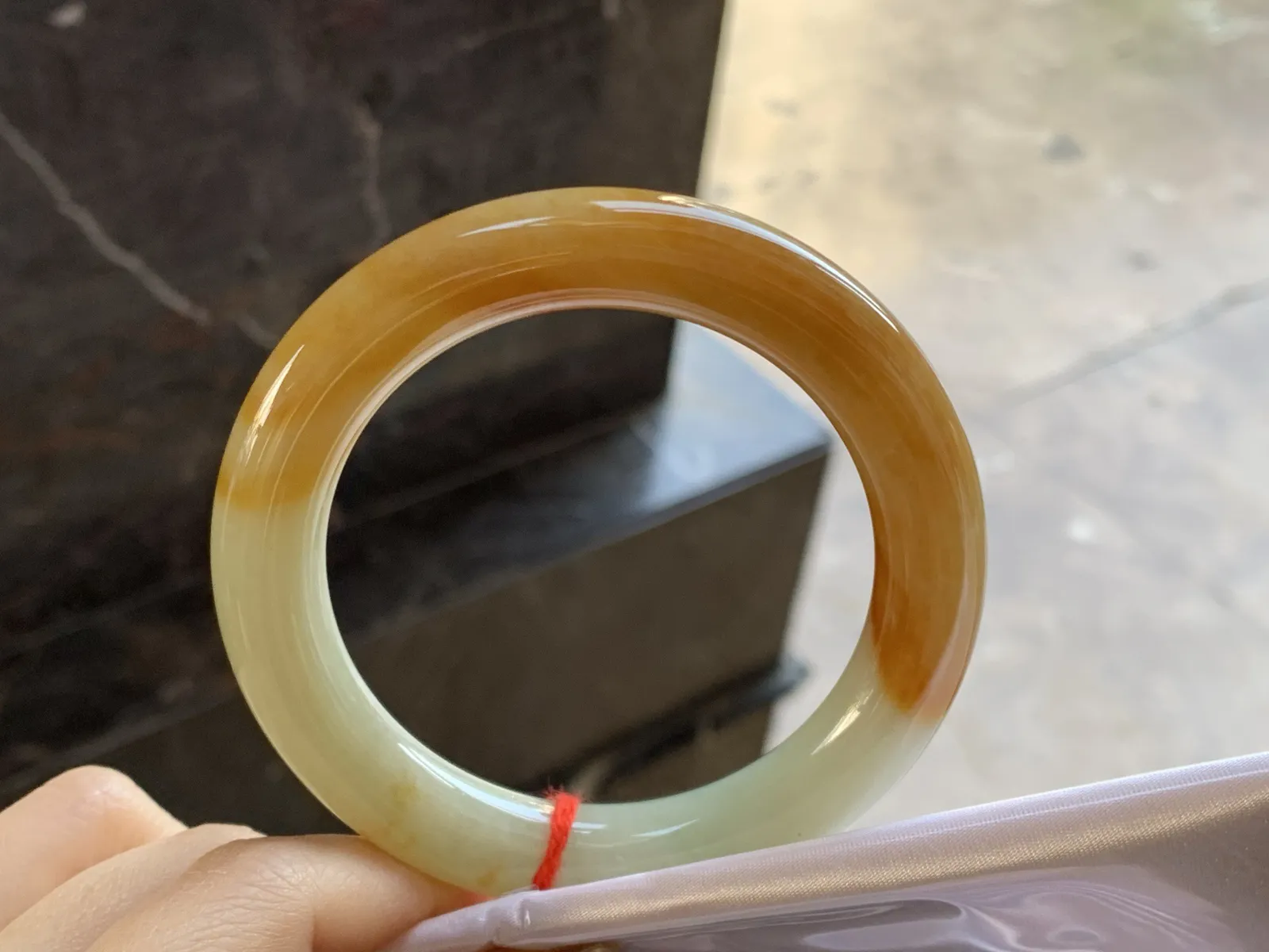 黄翡圆条手镯
尺寸：57-11.1mm
底子细腻干净～颜色漂亮