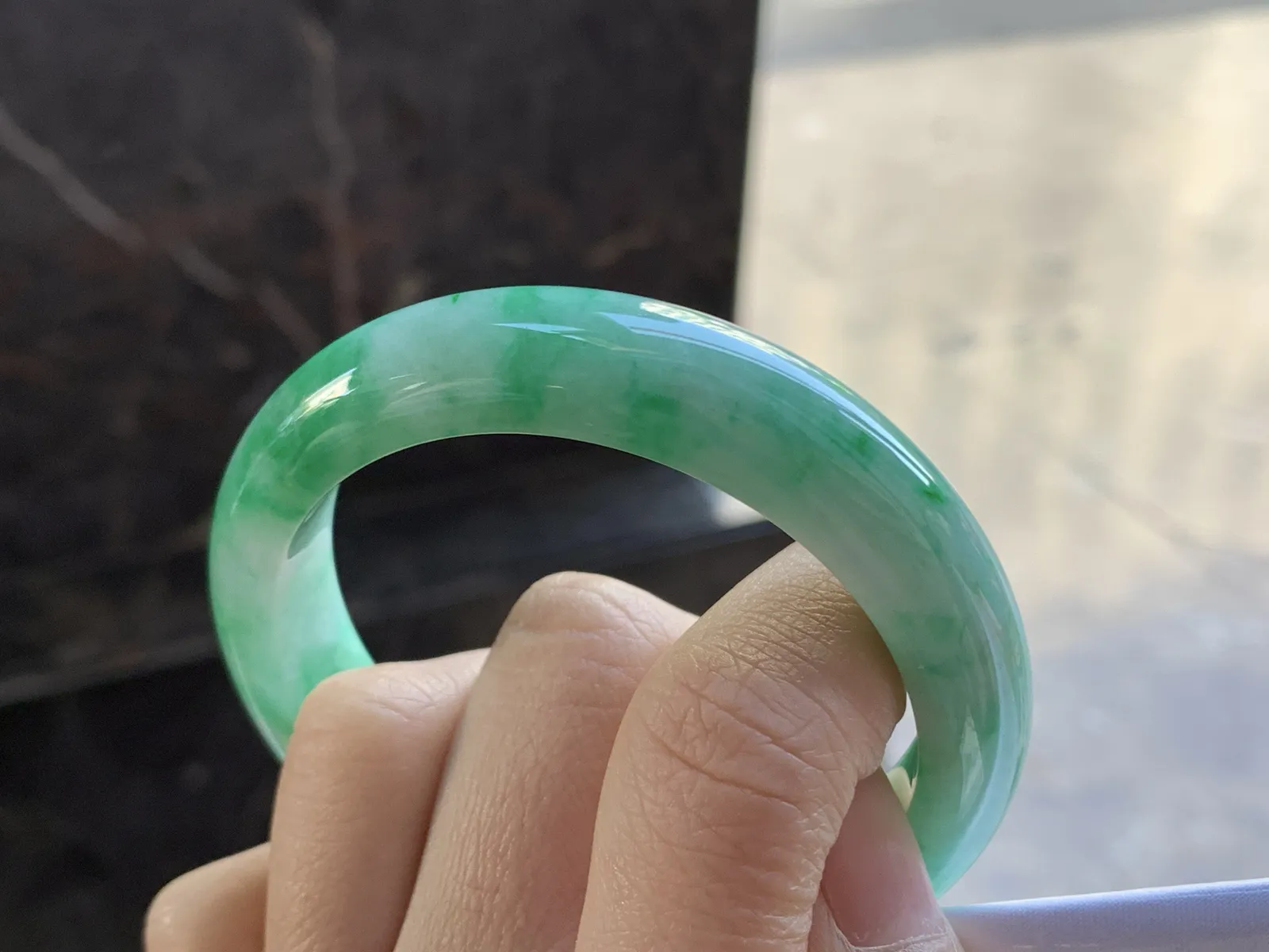 54-13-8.3

带色手镯^_^颜色好看 玉质温润