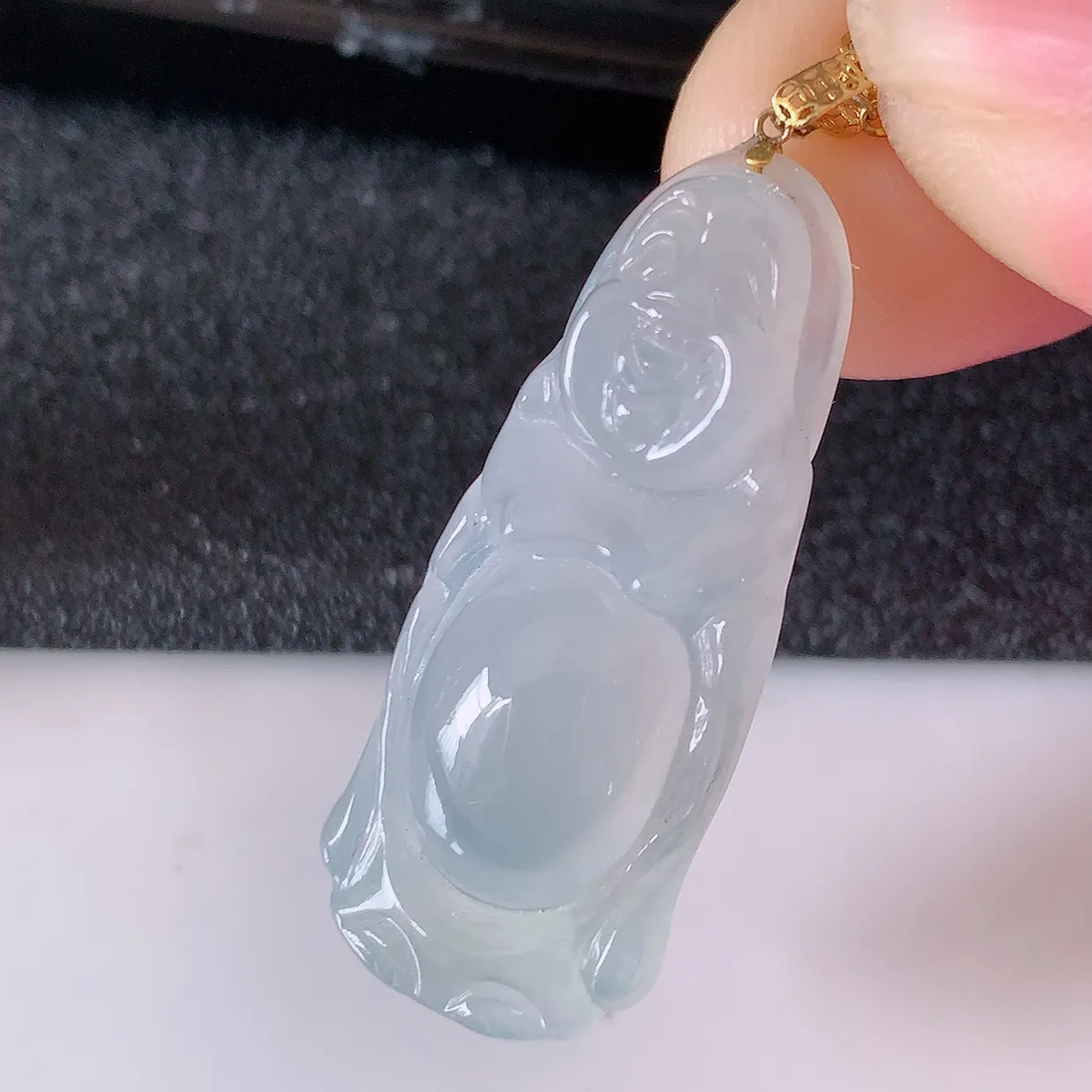 18K金镶嵌冰种翡翠站佛公吊坠，玉笑佛种老水足，雕工精湛 ，寓意美好，佩戴时尚出众！#1.4