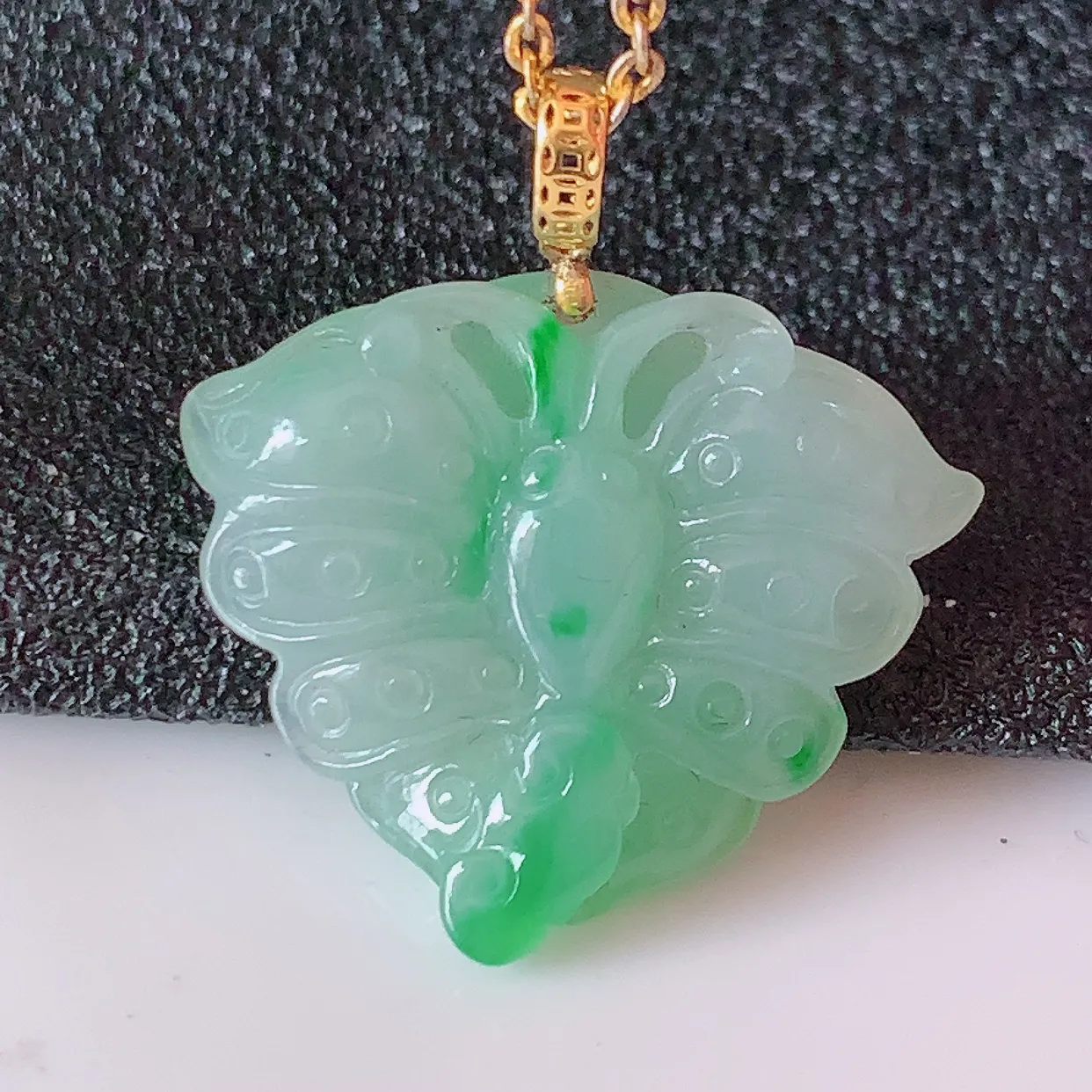 18k金镶嵌冰润飘绿翡翠蝴蝶吊坠，款式新颖时尚，日常百搭的款。清秀高雅，佩戴优雅高贵！#1.4