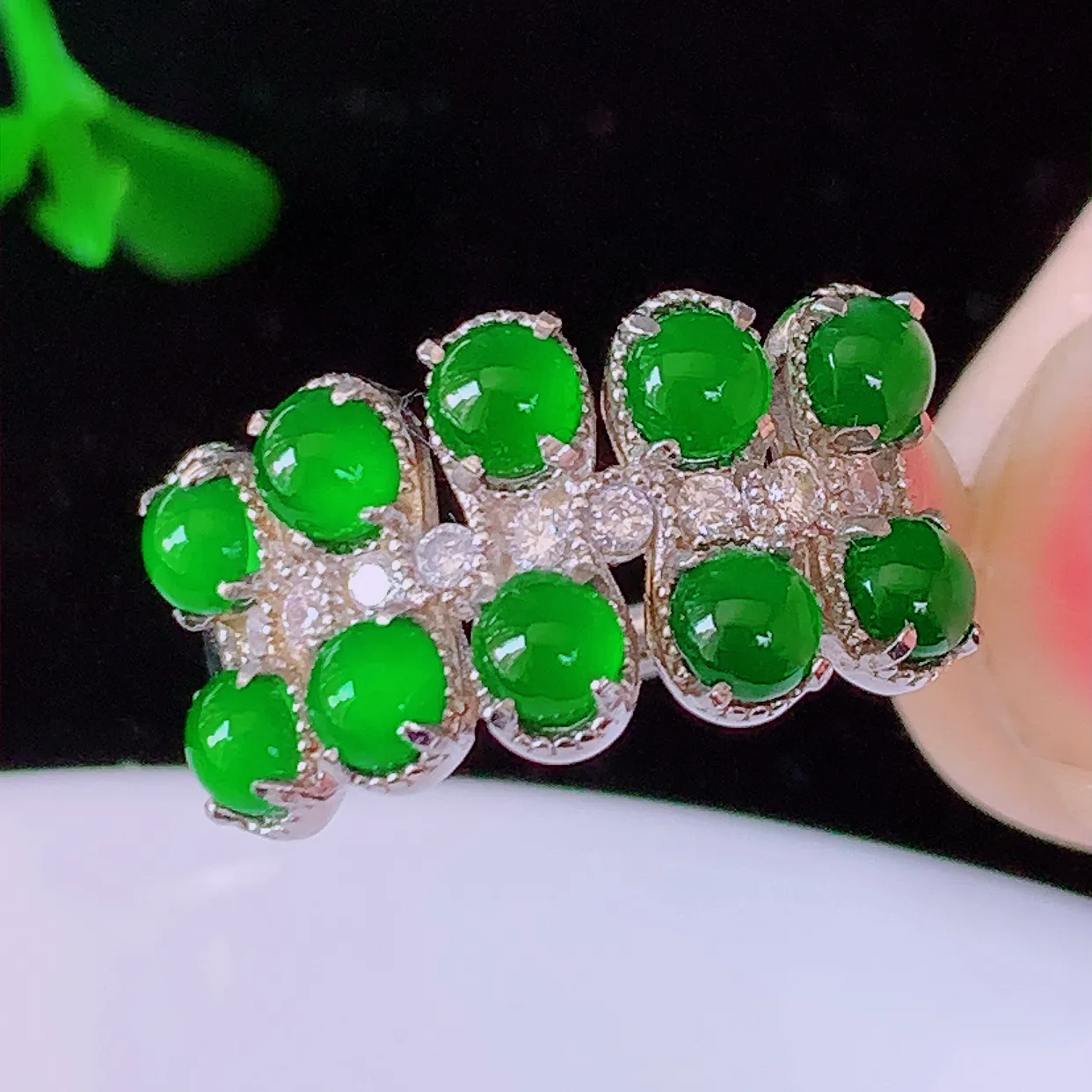 冰透满绿翡翠925银镶嵌戒指，自然光实拍，翠色灵动，颜色漂亮，种老水足，品相佳，佩戴佳品！#97.2（圈口可调大小）整体23*18.5*4.2裸石3.5*3.5