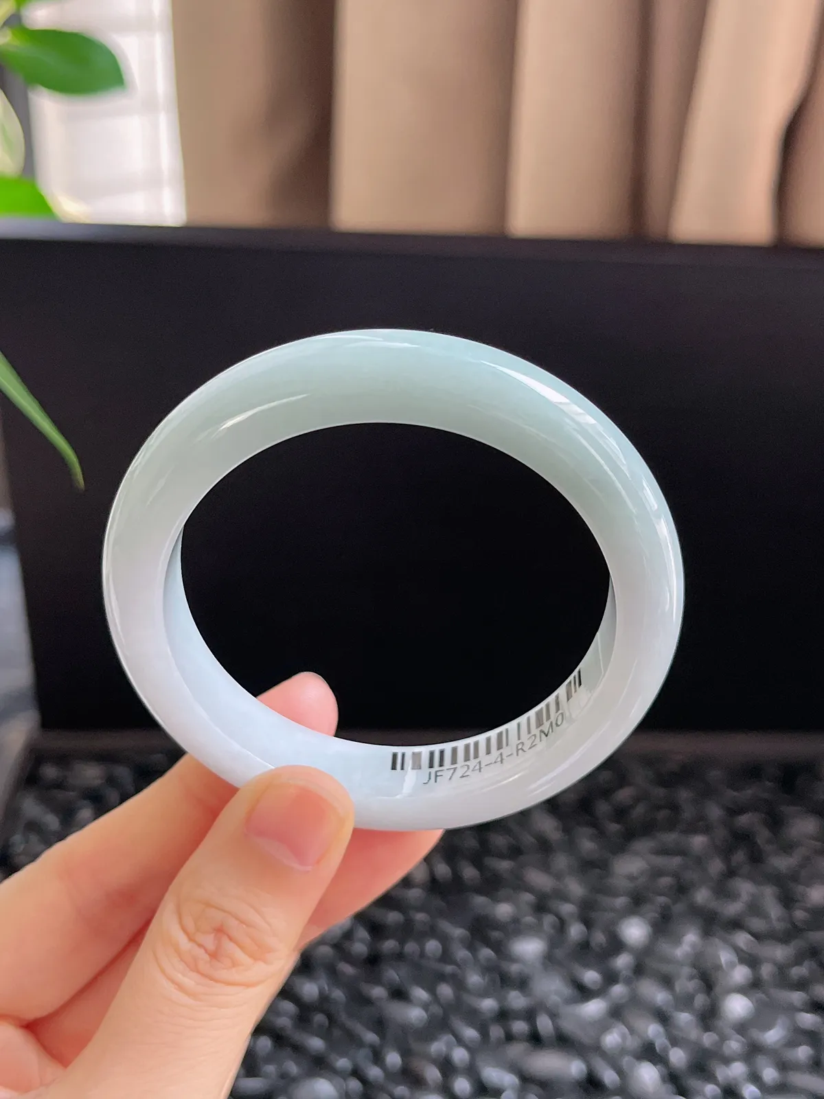 正圈54圈口，翡翠糯化种淡绿色手镯