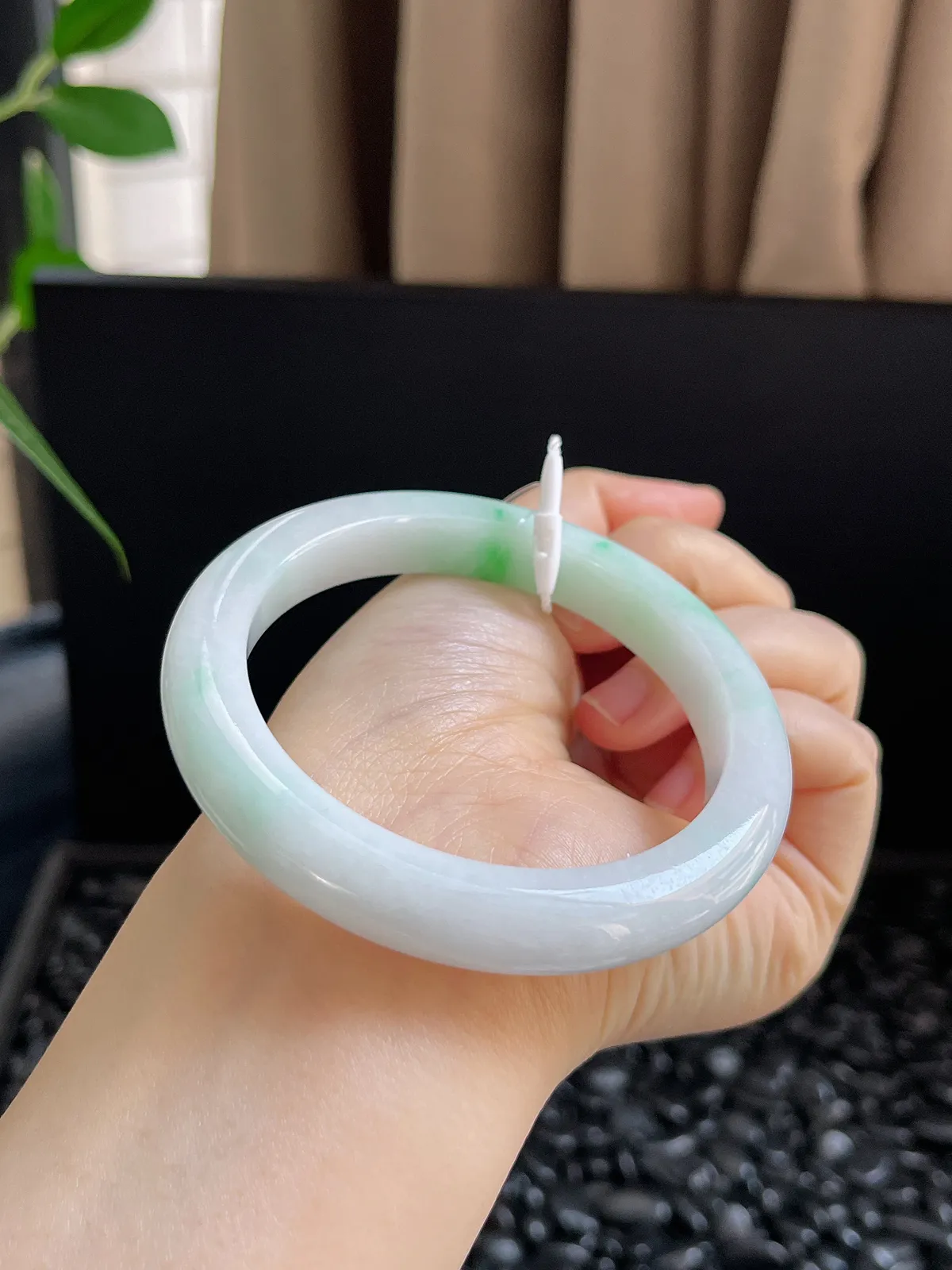 正圈57.1圈口，翡翠糯化种飘绿手镯