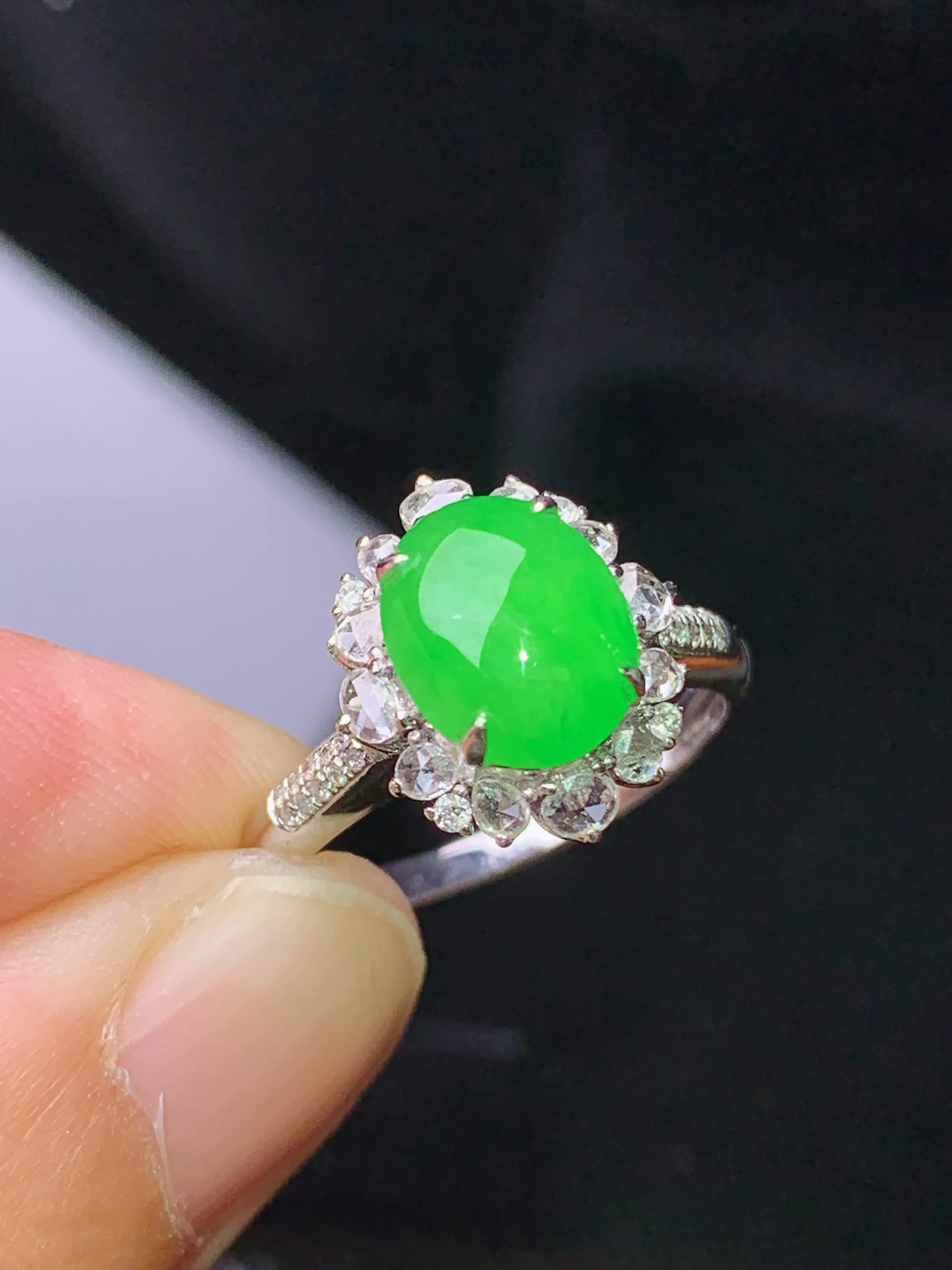 18k金钻镶嵌翠绿蛋面 玉质细腻 色泽清新艳丽 圈口12.5 整体尺寸13.2*11.6*8.5