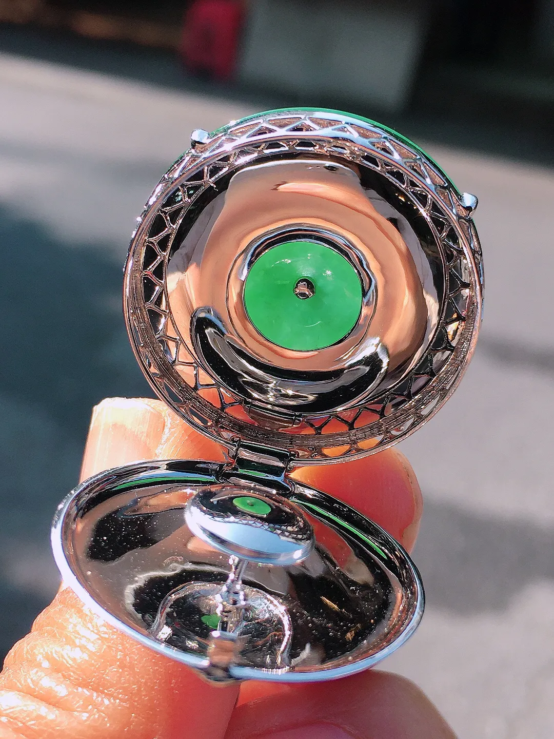 阳绿平安扣吊坠，色泽均匀艳丽，玉质细腻，荧光感超
强，饱满圆润，尽显优雅气质，18k
金豪华镶嵌