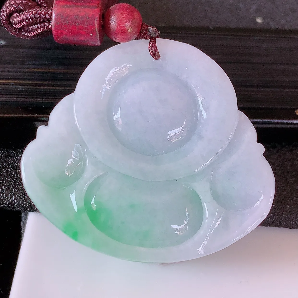 自然光实拍，大件厚装冰润飘绿翡翠佛公吊坠，开心笑佛，种老水足，颜色漂亮，立体饱满圆润，佩戴效果赞#46.2