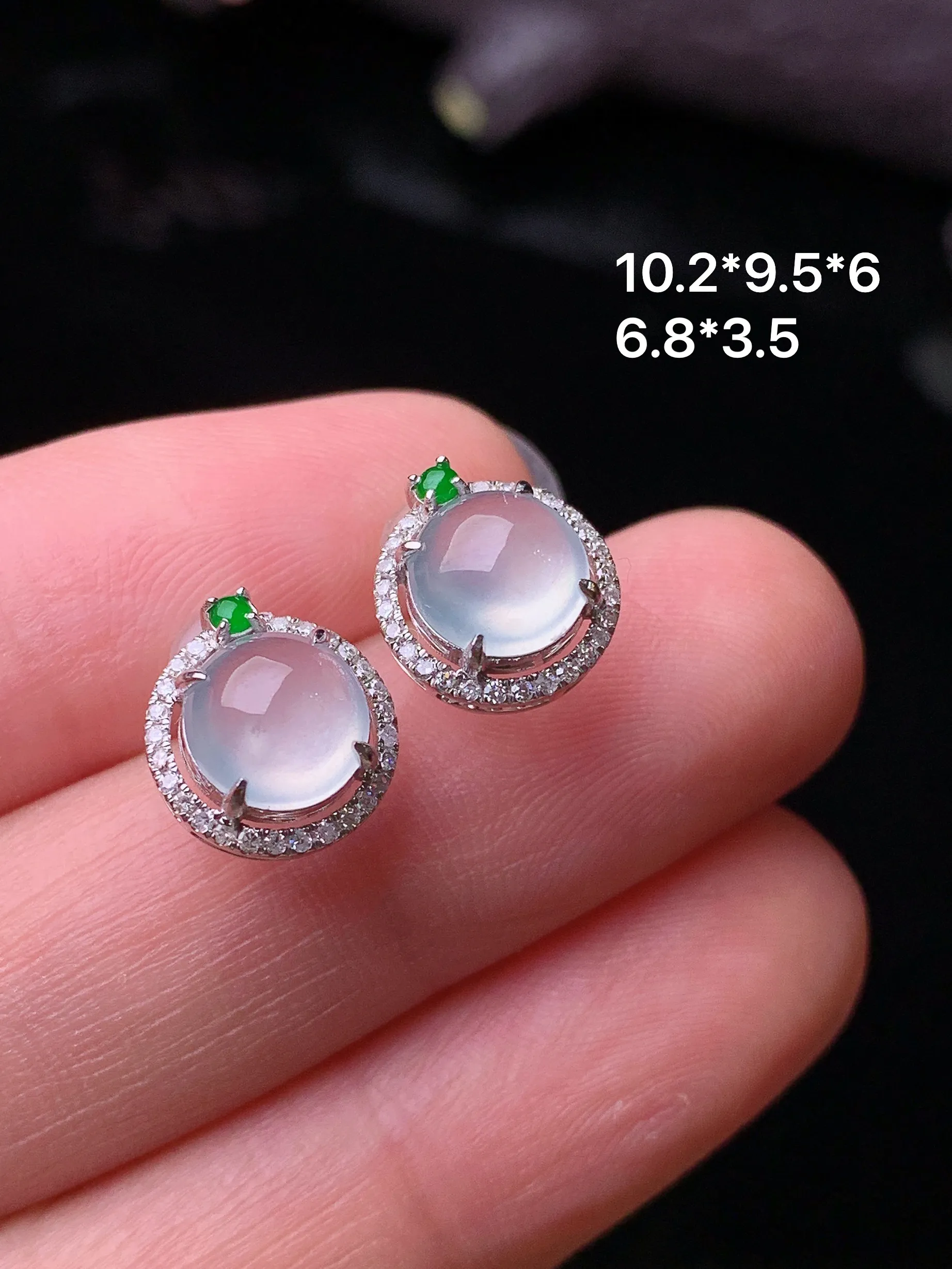 18k金钻镶嵌冰种蛋面耳钉 玉质细腻 色泽清新艳丽 整体尺寸10.2*9.5*6