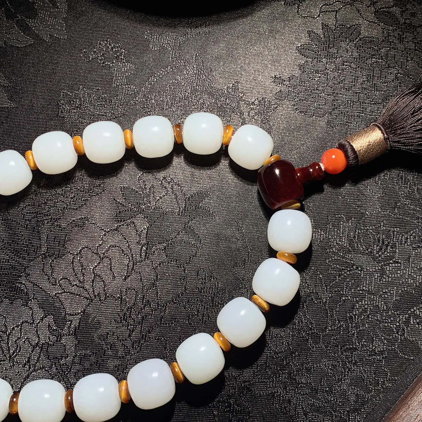 新疆和田玉羊脂白老型珠手持。十八子手持 单颗尺寸14重106.5克。玉质细腻油润。手推出油。佩戴高端典雅。lt250105