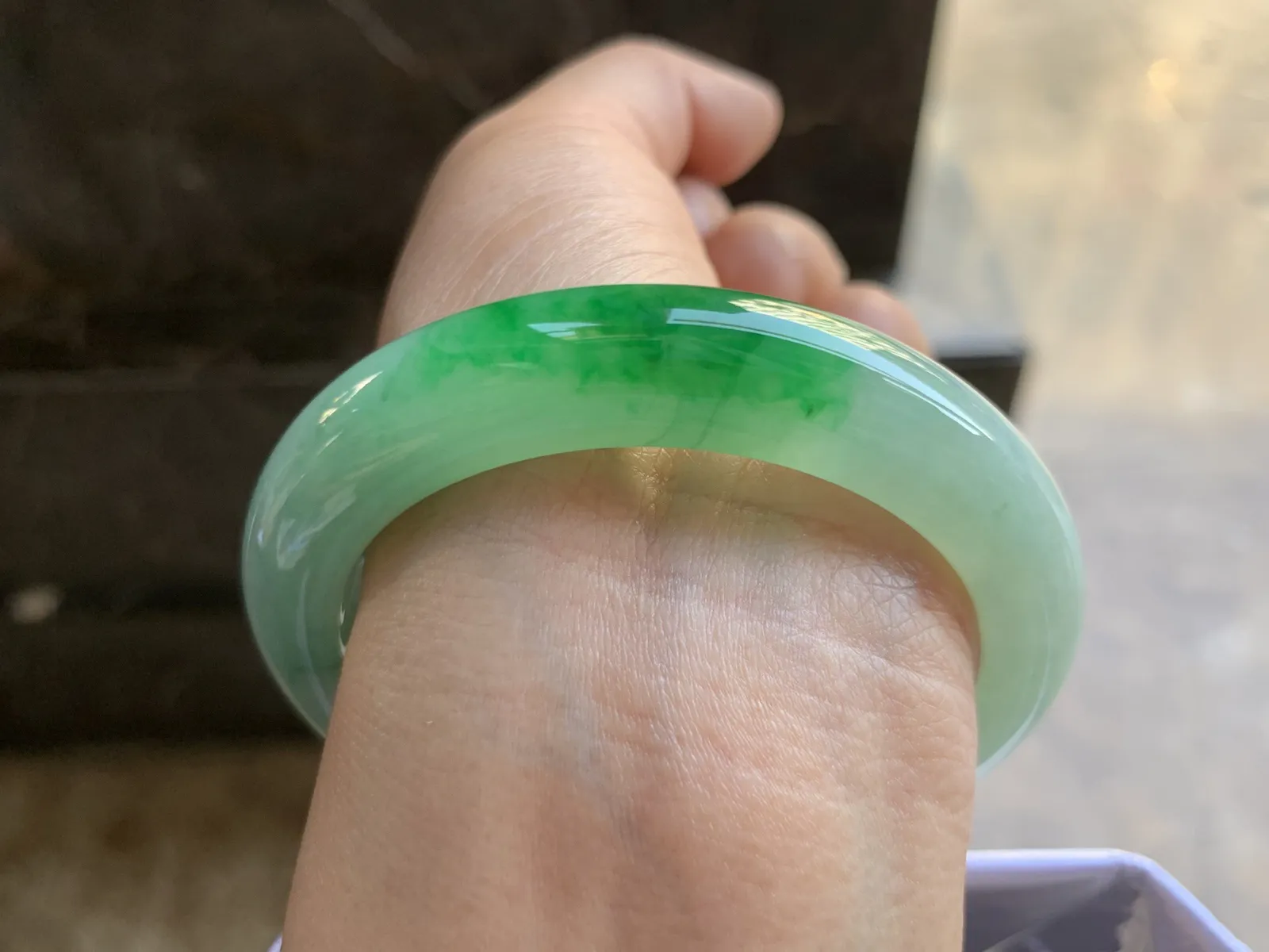 54.5-12.2-9.2mm
带色手镯 种好细腻 颜色漂亮