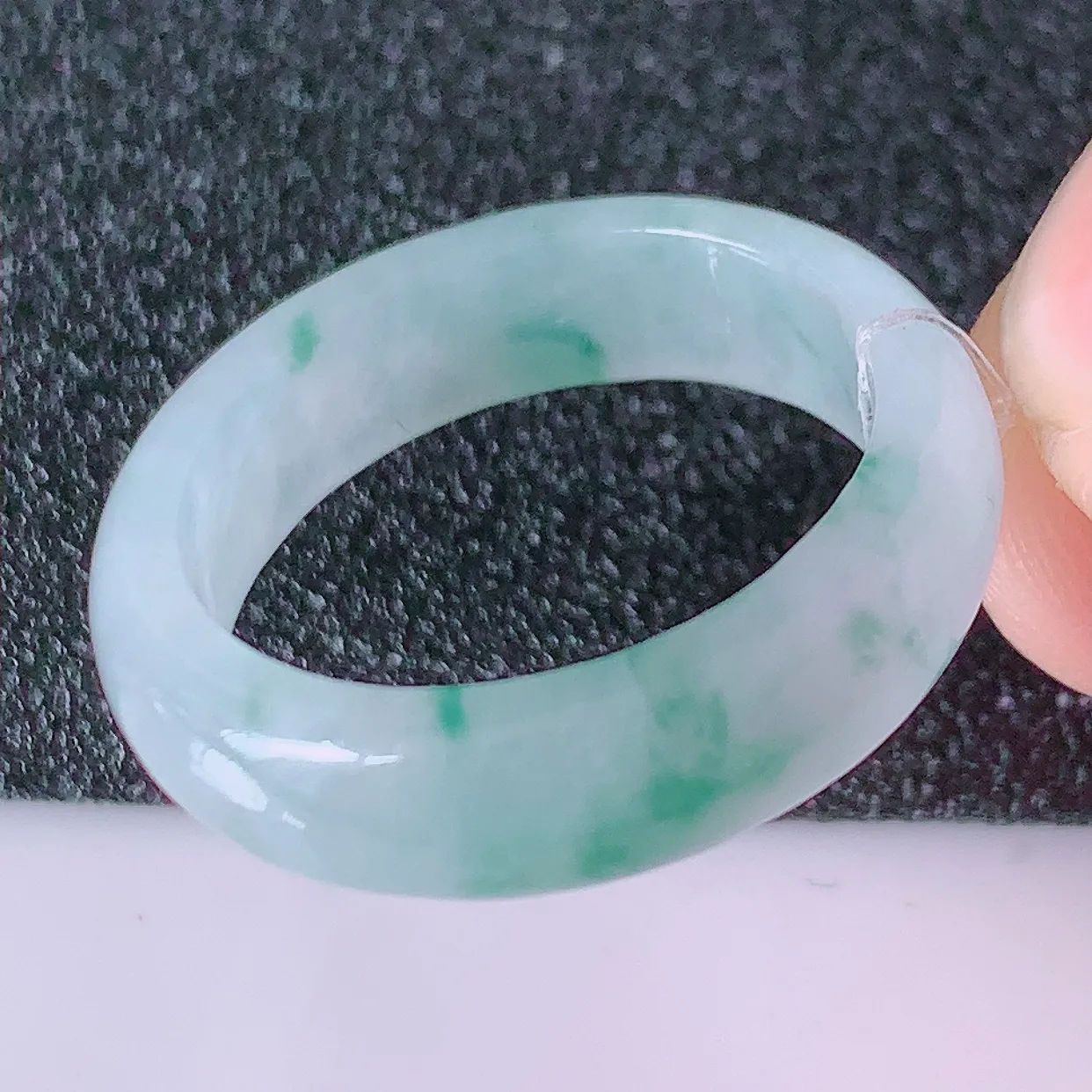 自然光实拍，18.8mm内径冰种飘花翡翠指环，玉戒指，玉质莹润，好精美好冰润的指环，19圈口，上手纤巧！#49.4尺寸18.8-5.6-3