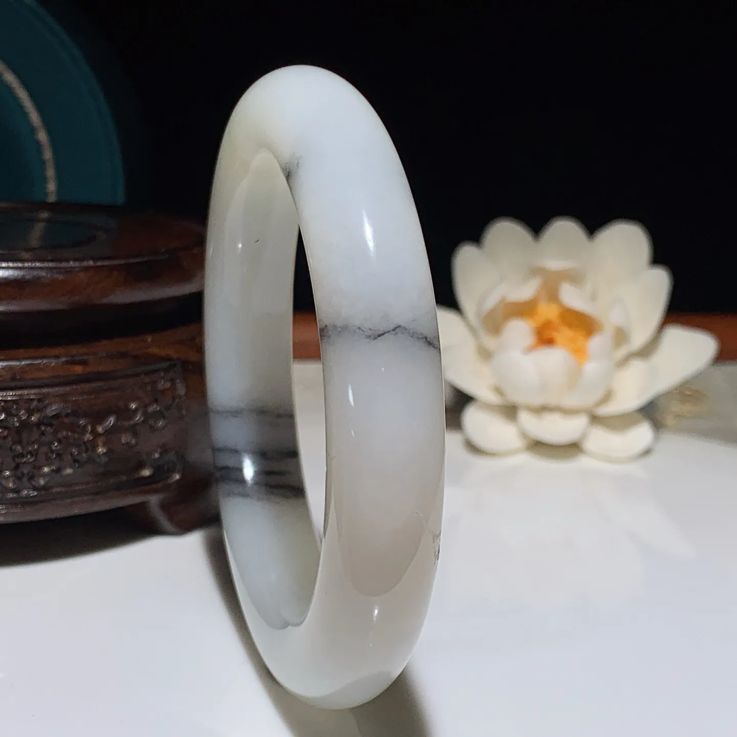 59圈口新疆和田玉羊脂白籽料青花手镯 59圈口条宽13厚12重82.8克。白度一级。玉质细腻油润。手推出油。佩戴高端典雅。lt250105