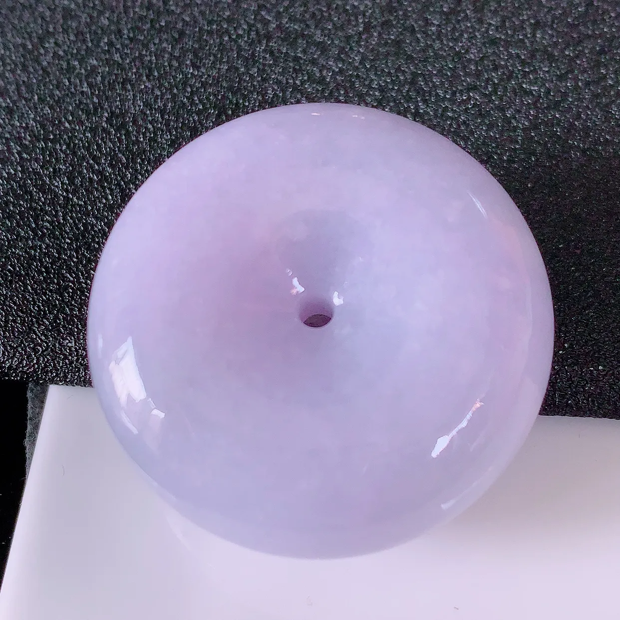 自然光实拍，艳丽紫罗兰翡翠平安扣吊坠，形体饱满圆润，平安扣肥嘟嘟的，平平安安，种水很好，配戴精美！#