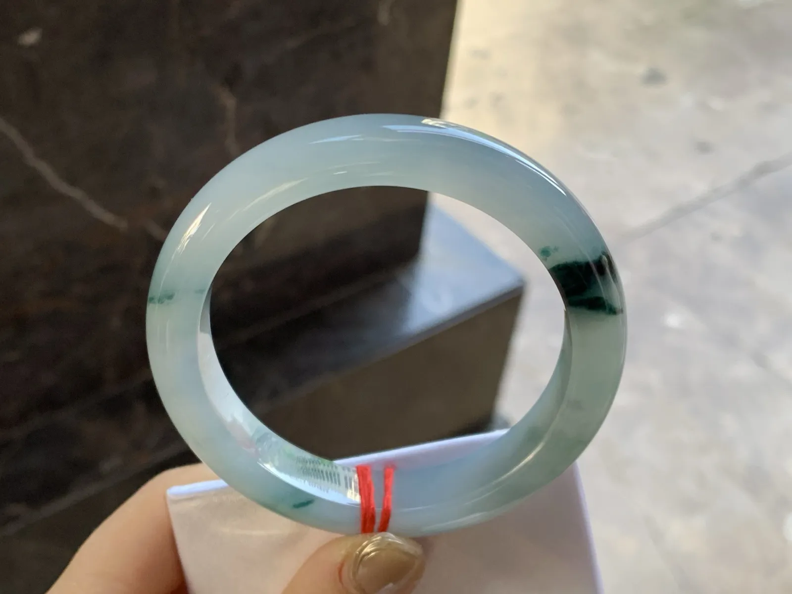 冰种飘花手镯
尺寸：58.4-12.6-9.3mm
种好 底子细腻干净