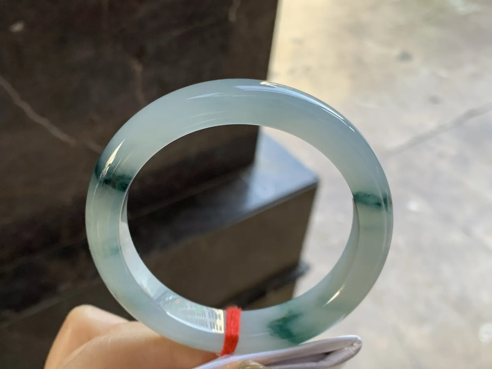 冰种飘花手镯
尺寸：58.4-12.6-9.3mm
种好 底子细腻干净