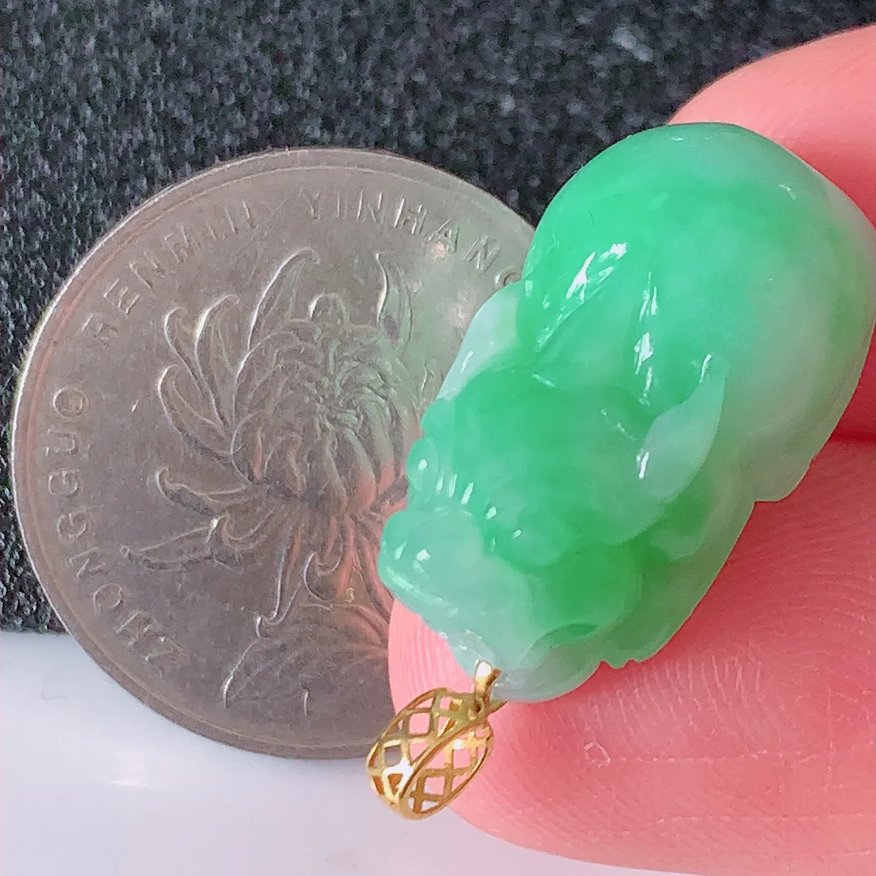 18K金镶嵌满绿翡翠招财貔貅吊坠，民间有“一摸貔貅运程旺盛，再摸貔貅财运滚滚，三摸貔貅平步青云 ”的美好祝愿。#1.4