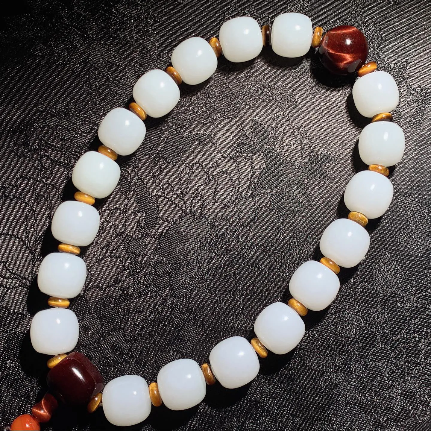 新疆和田玉羊脂白老型珠手持。十八子手持 单颗尺寸14重106.5克。玉质细腻油润。手推出油。佩戴高端