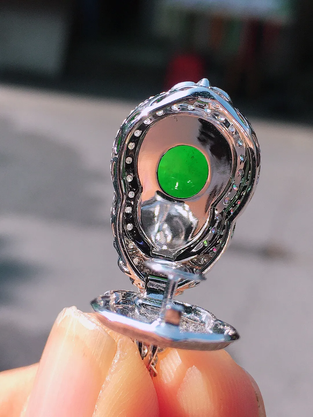 阳绿葫芦吊坠，色泽均匀艳丽，玉质细腻，荧光感超
强，饱满圆润，尽显优雅气质，18k
金豪华镶嵌