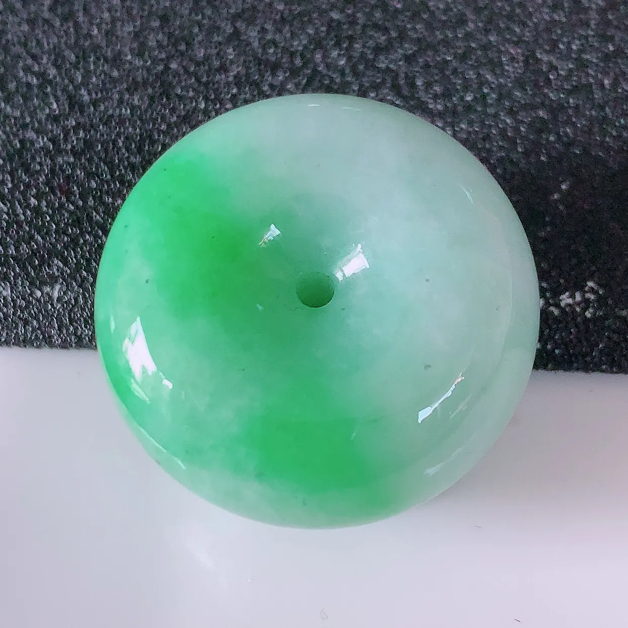 自然光实拍，冰润飘绿翡翠平安扣吊坠，形体饱满圆润，平安扣肥嘟嘟的，平平安安，种水很好，配戴精美！#05.4
