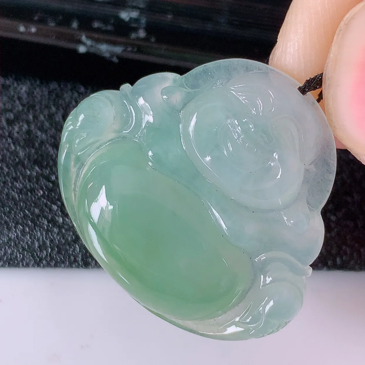 自然光实拍，特色冰种黄翡翡翠佛公吊坠，水灵起胶，翠色迷人，佛公在心中，一生平安，饱满圆润，开怀大笑佛公，配戴灵气十足！#46.4