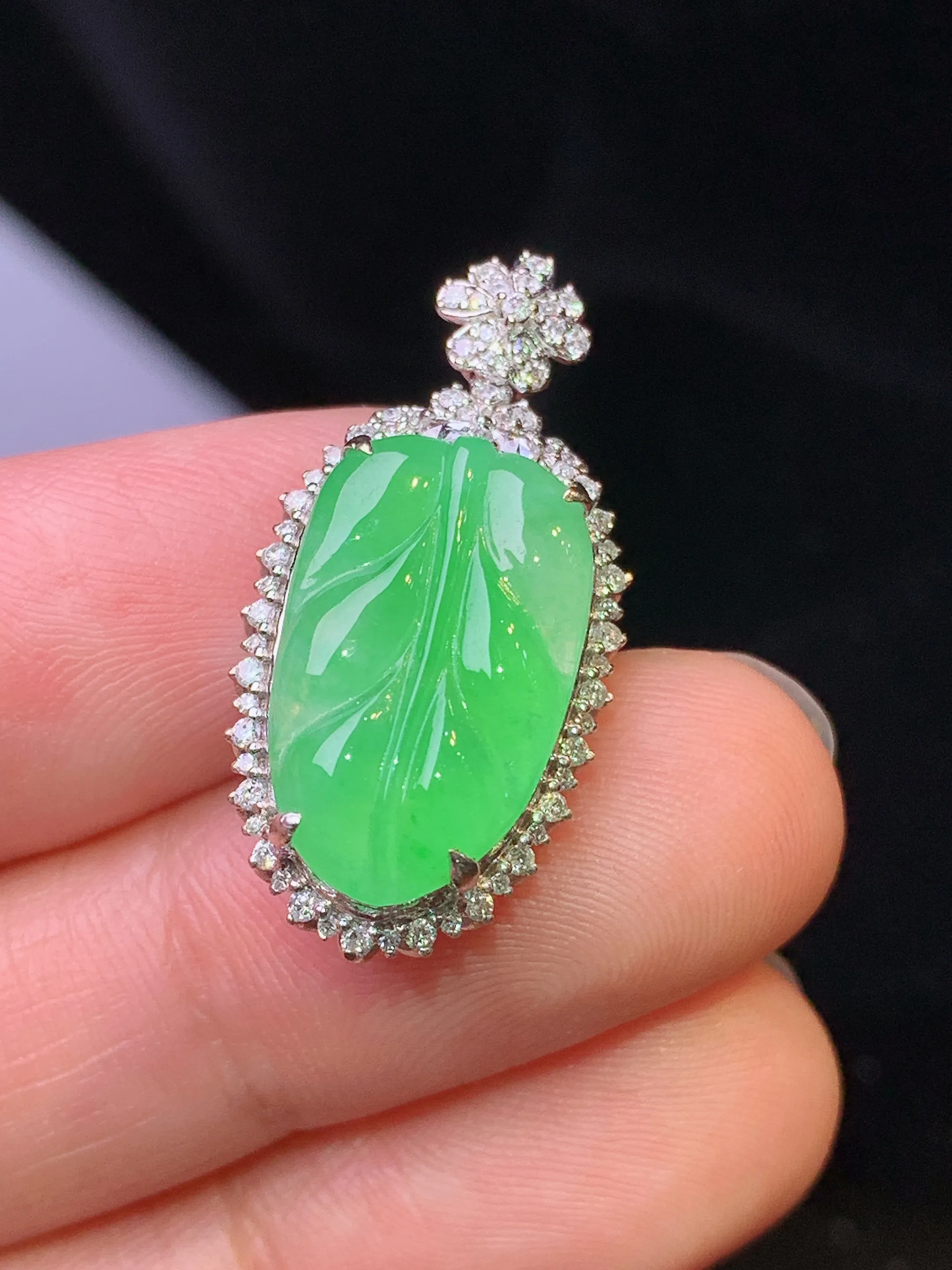 18k金钻镶嵌翠绿树叶吊坠 玉质细腻 色泽清新艳丽 整体尺寸27.2*13.3*7