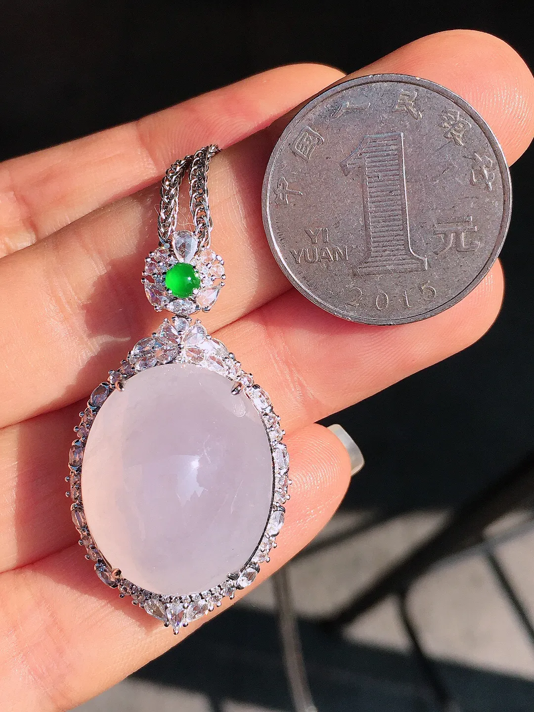 冰种蛋面吊坠，玉质细腻，荧光感超
强，饱满圆润，尽显优雅气质，18k
金豪华镶嵌