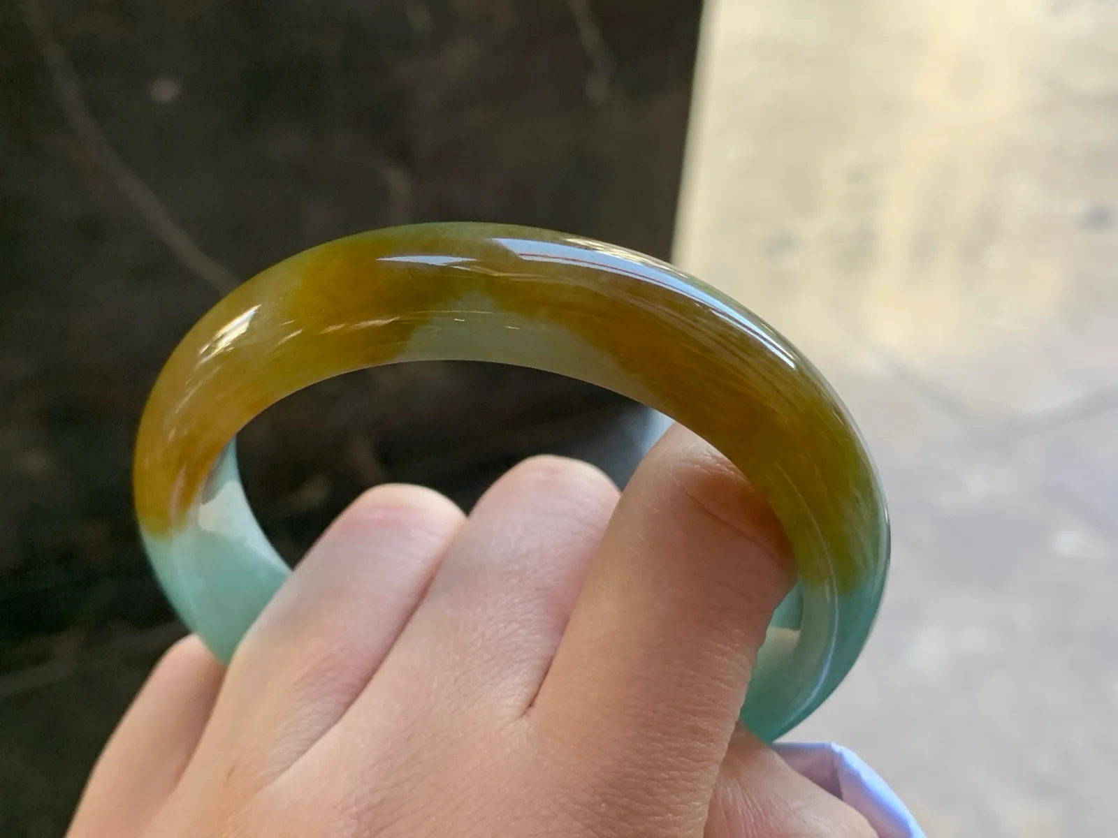 57-13.3-8.3

黄翡手镯^_^颜色鲜艳 玉质温润