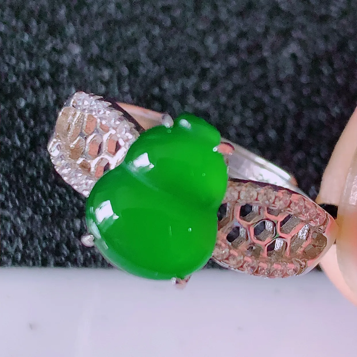 冰透满绿翡翠925银镶嵌葫芦戒指，自然光实拍，翠色灵动，颜色漂亮，种老水足，品相佳，佩戴佳品！#97.4（圈口可调大小）整体22.5*17.5*5裸石10*7.5