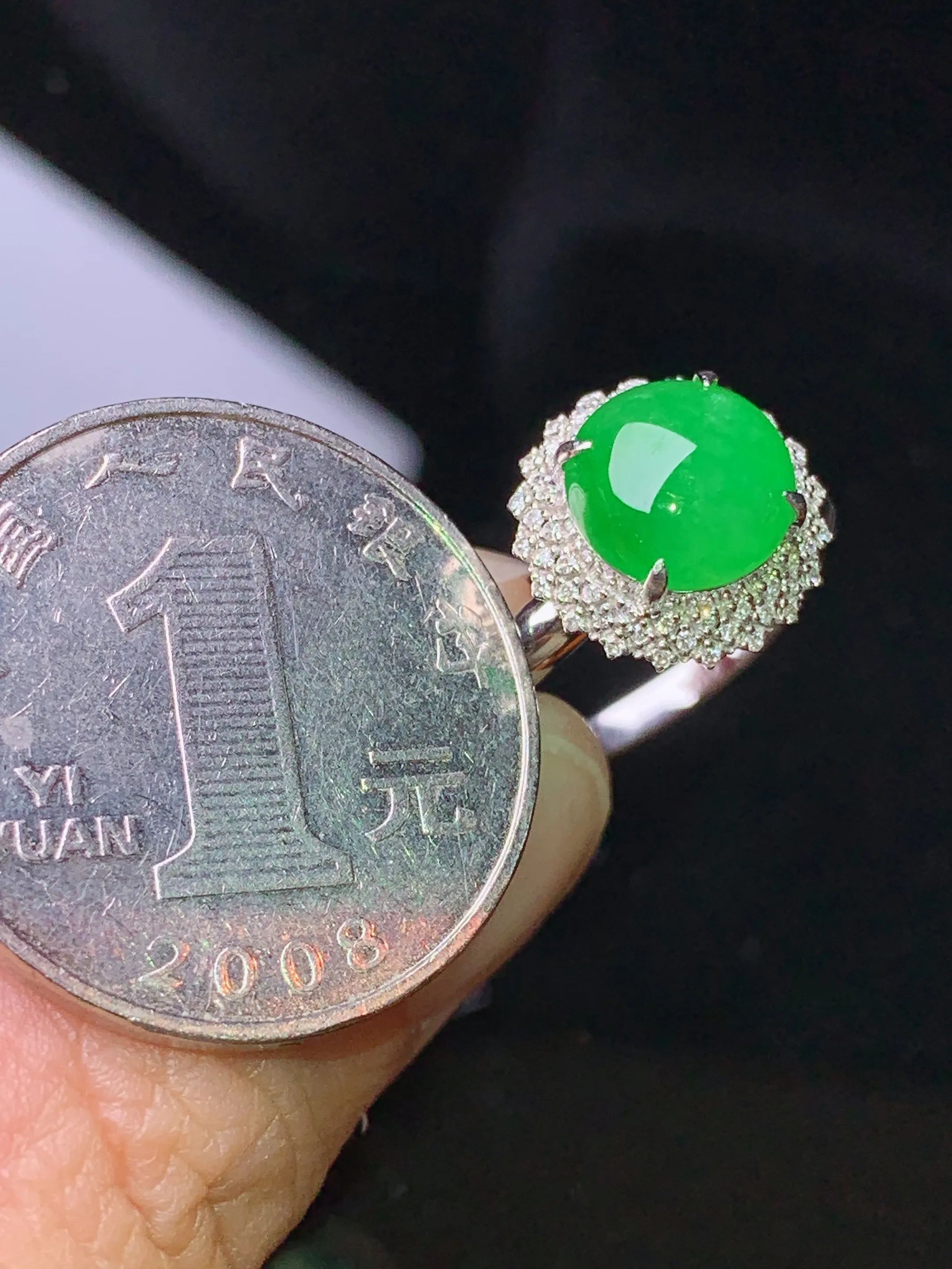 18k金钻镶嵌翠绿蛋面戒指 玉质细腻 色泽清新艳丽 圈口13.5 整体尺寸12.5*9