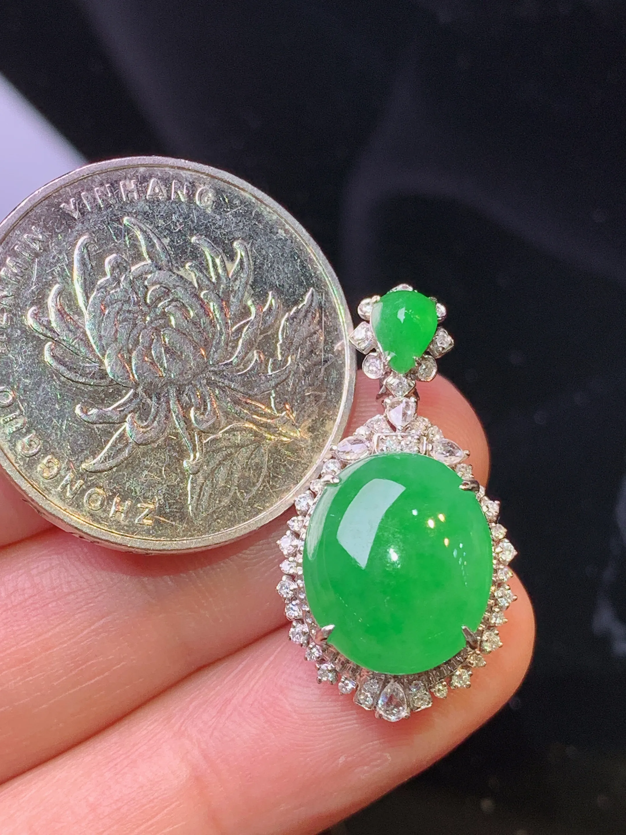 18k金钻镶嵌满绿蛋面吊坠 玉质细腻 色泽清新艳丽 整体尺寸27.5*14.8*10.5