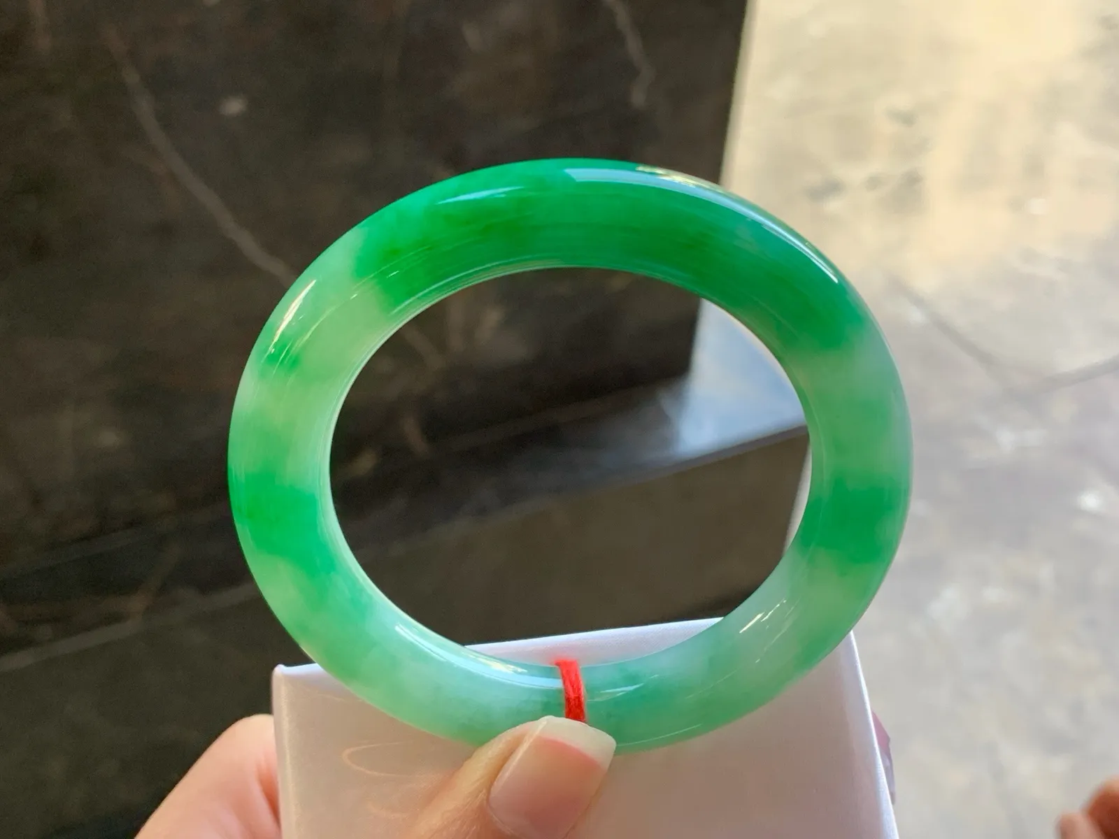 55-11

阳绿色圆条手镯^_^颜色鲜艳 玉质温润