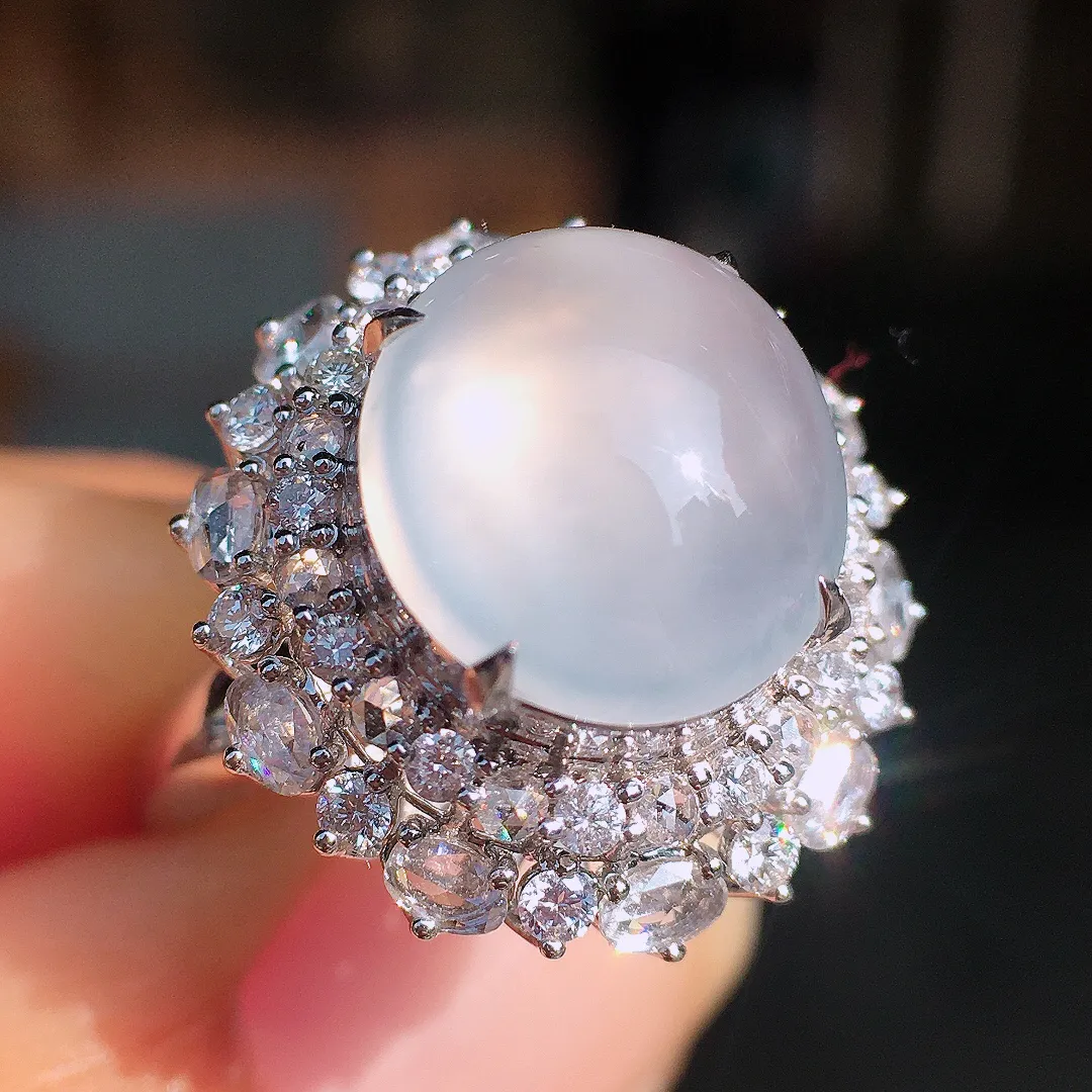 冰种蛋面戒指，玉质细腻，荧光感超
强，饱满圆润，尽显优雅气质，18k
金豪华镶嵌