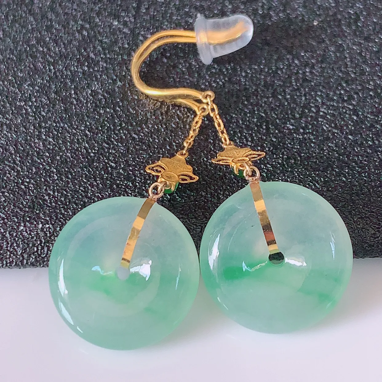 18k金镶嵌冰种飘绿翡翠平安扣耳坠，沁人心脾，耳坠佩戴效果大气出众，尽显气质。种水好，胶感足，颜相当漂亮，高性价比，值得入手品鉴！#41.4整体37裸石13.8*4