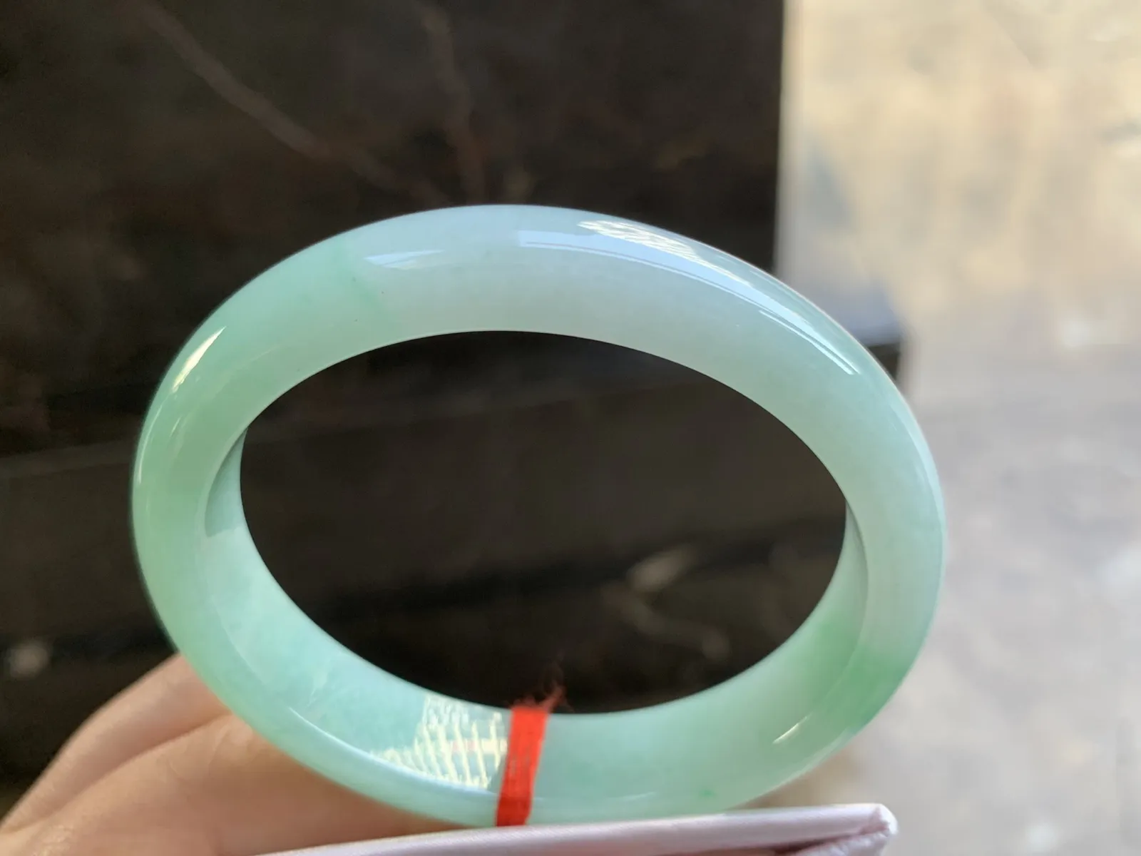 56-12.7-7.5mm
带底色贵妃手镯 底子细腻 颜色清新 正圈54可带