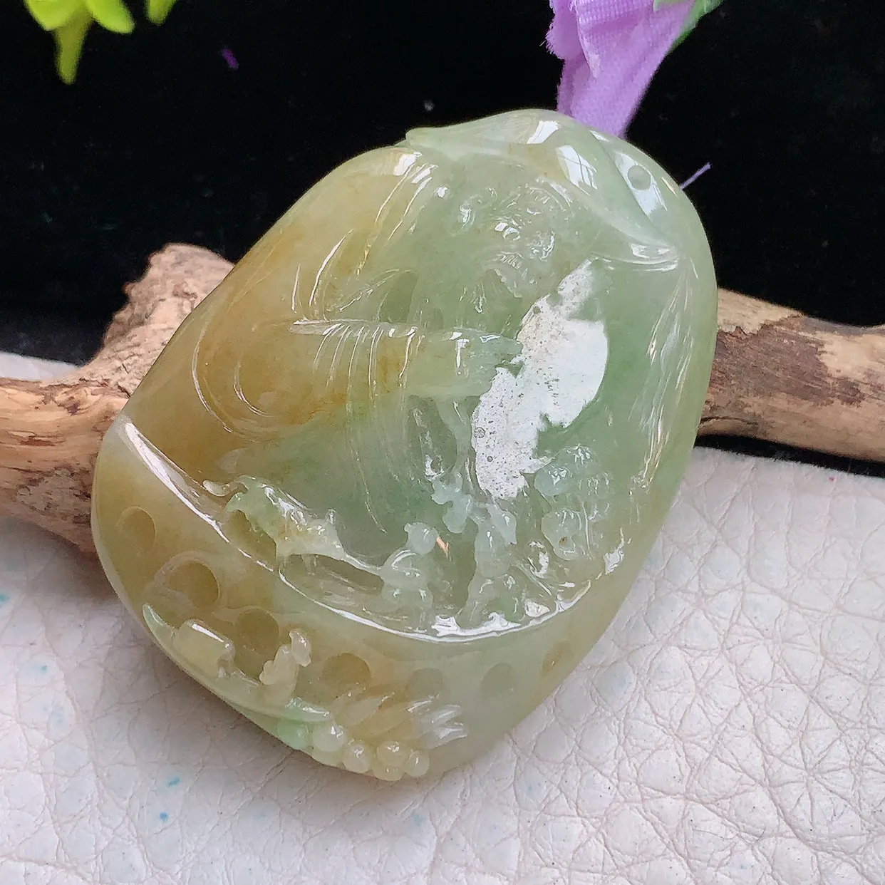 lz实拍46.2*35*13.6缅甸翡翠精雕黄加绿一本万利玉项坠 玉挂件