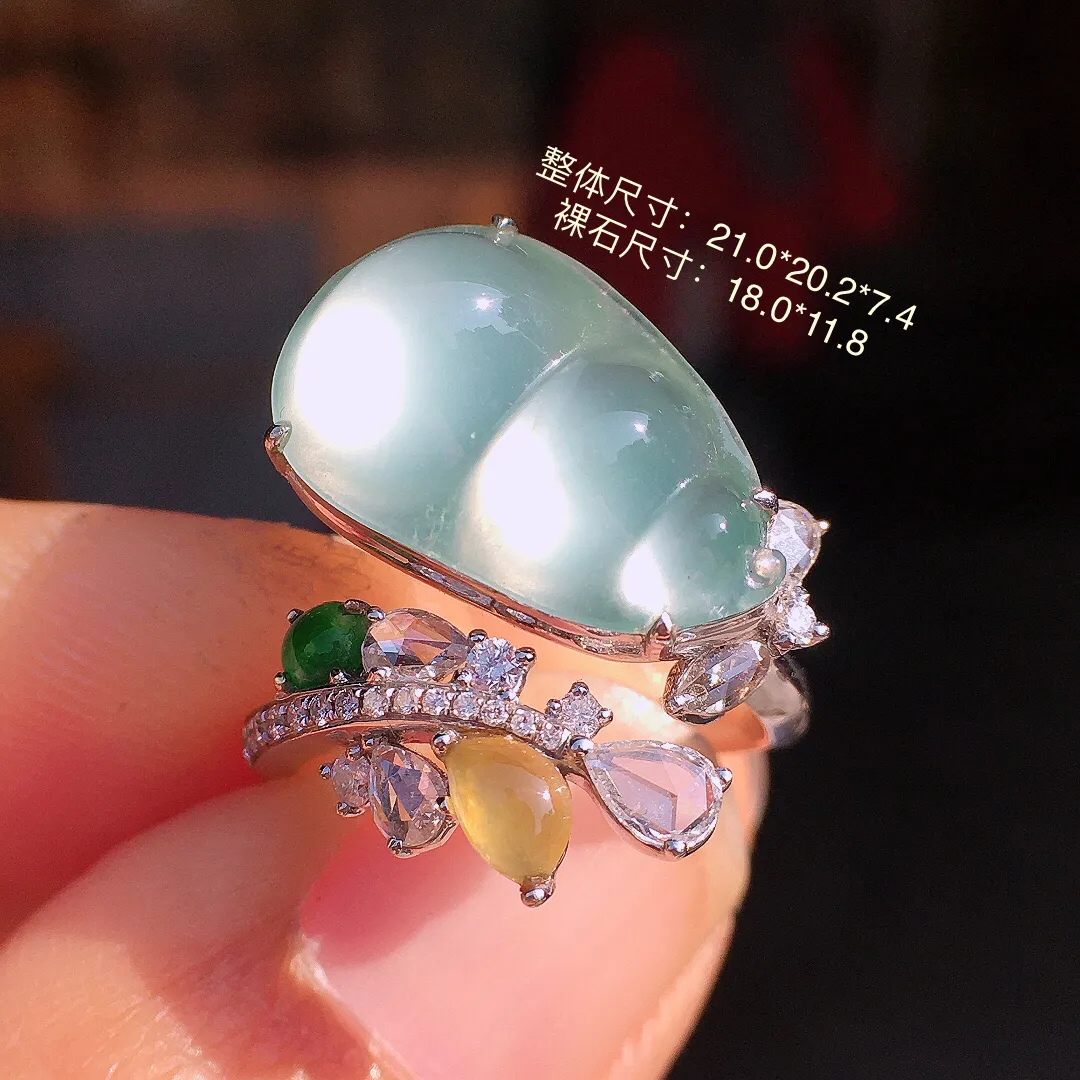 冰种福豆戒指，玉质细腻，荧光感超
强，饱满圆润，尽显优雅气质，18k
金豪华镶嵌