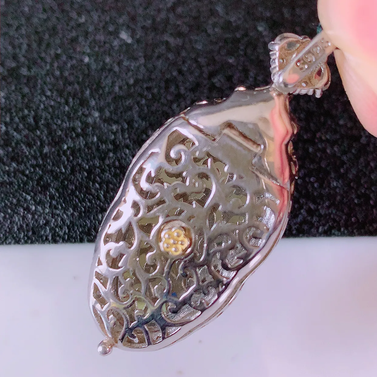 冰透满绿翡翠925银镶嵌叶子吊坠，自然光实拍，翠色灵动，颜色漂亮，种老水足，品相佳，佩戴佳品！#97.4整体40*16.8*7.2裸石23*14.5