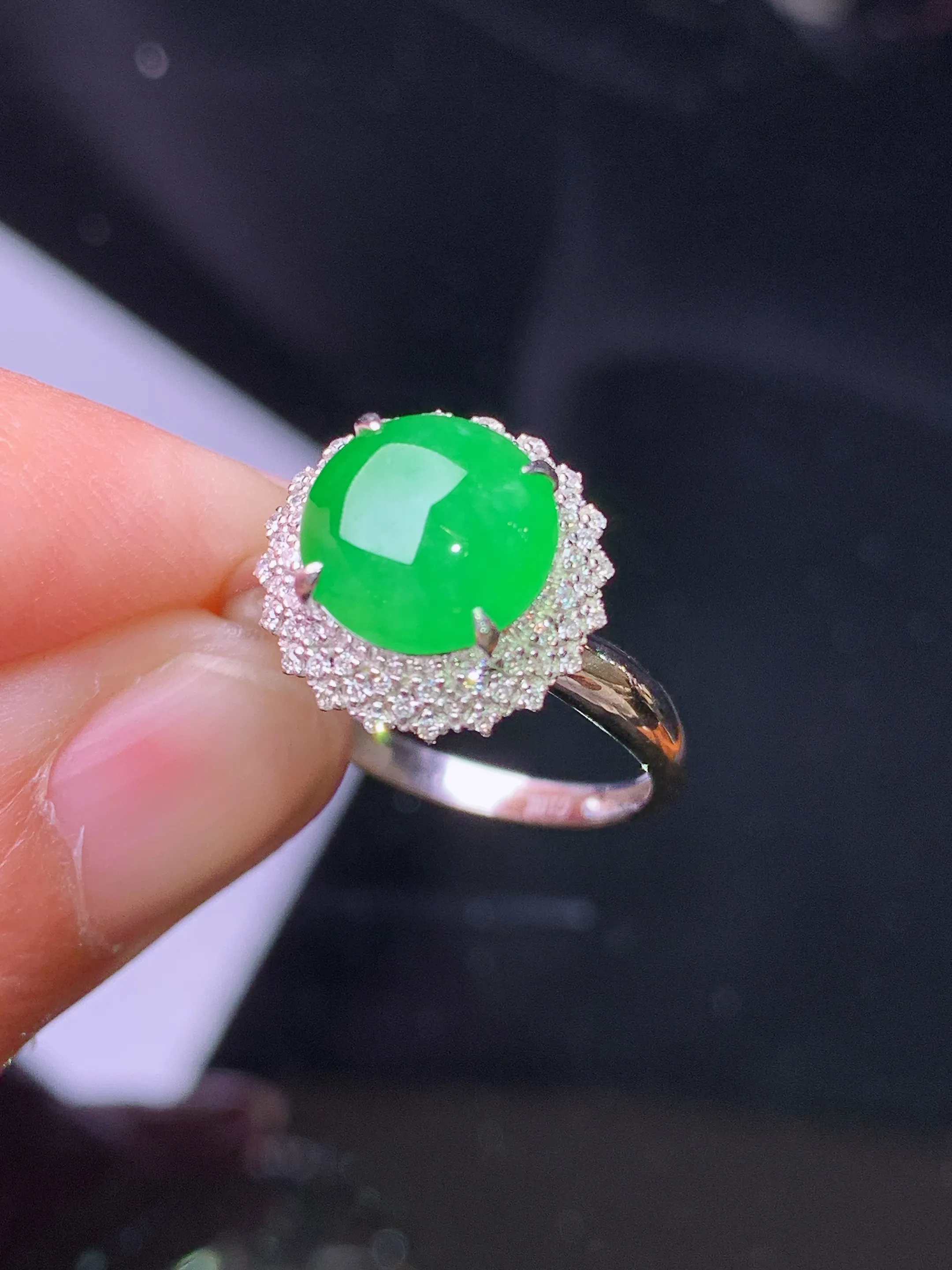 18k金钻镶嵌翠绿蛋面戒指 玉质细腻 色泽清新艳丽 圈口13.5 整体尺寸12.5*9