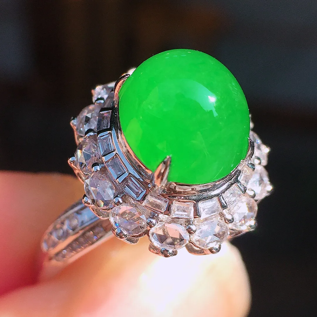 阳绿蛋面戒指，色泽均匀艳丽，玉质细腻，荧光感超
强，饱满圆润，尽显优雅气质，18k
金豪华镶嵌