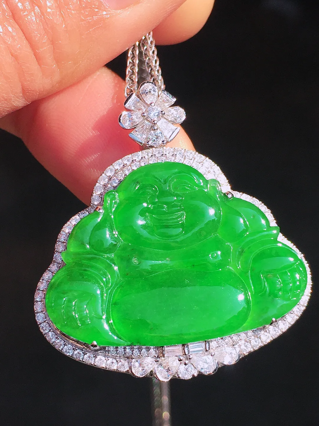 阳绿佛公吊坠，色泽均匀艳丽，玉质细腻，荧光感超
强，饱满圆润，尽显优雅气质，18k
金豪华镶嵌