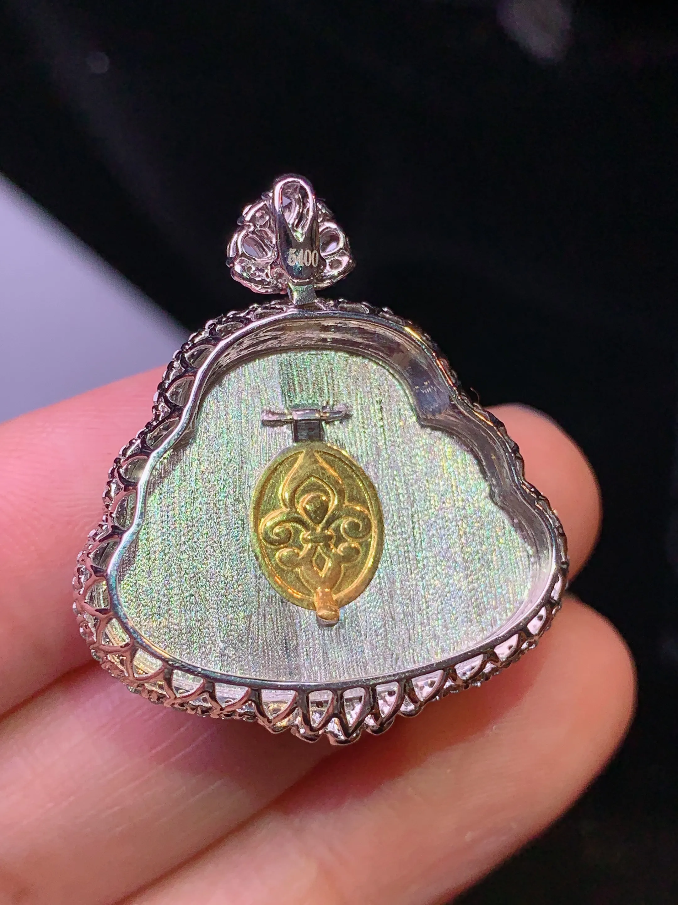 18k金钻镶嵌飘绿佛公吊坠 玉质细腻 色泽清新艳丽 整体尺寸31*27.5*11.2