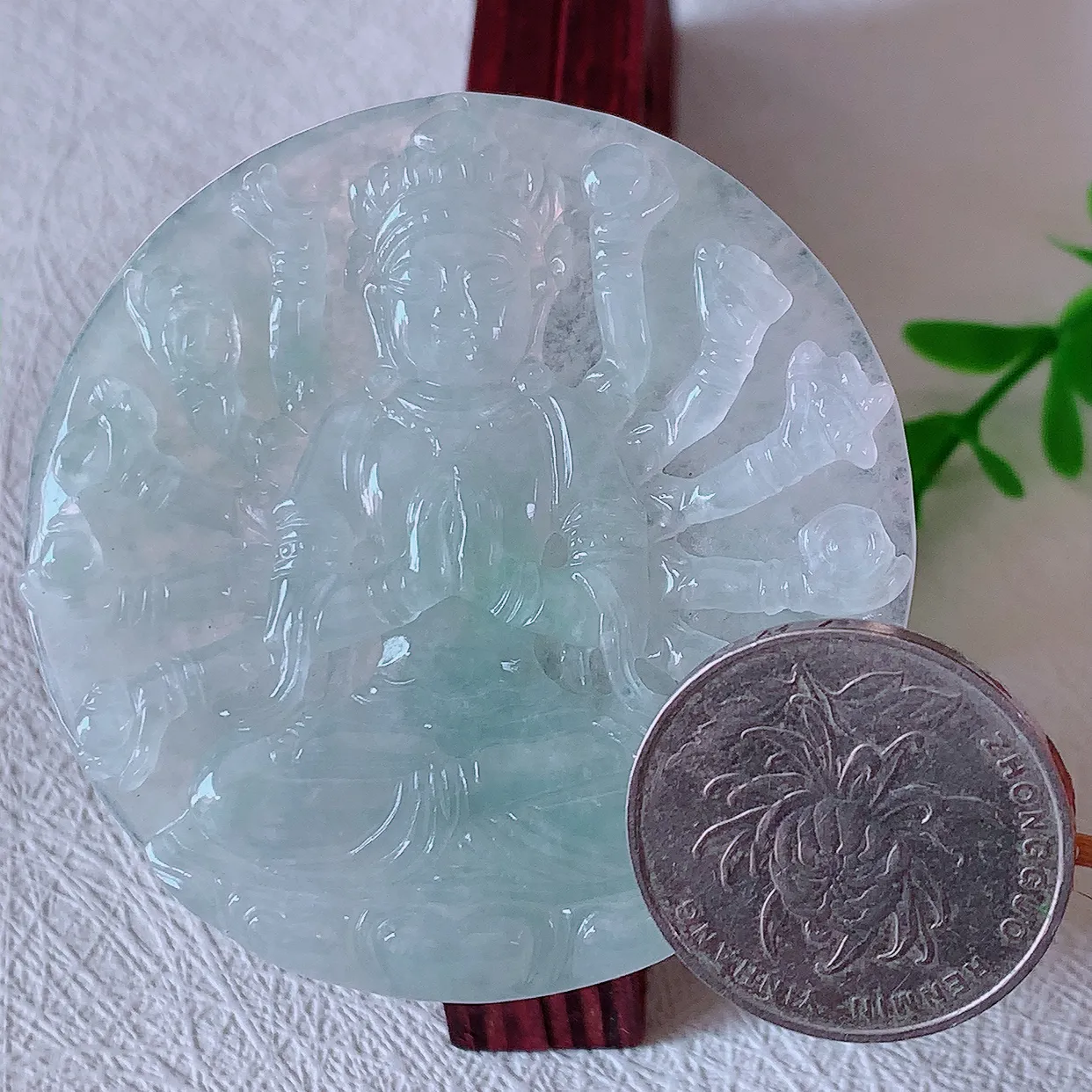 自然光实拍，冰飘花翡翠千手观音菩萨吊坠，赐福观音，玉润通透，慈祥端庄！#46.2